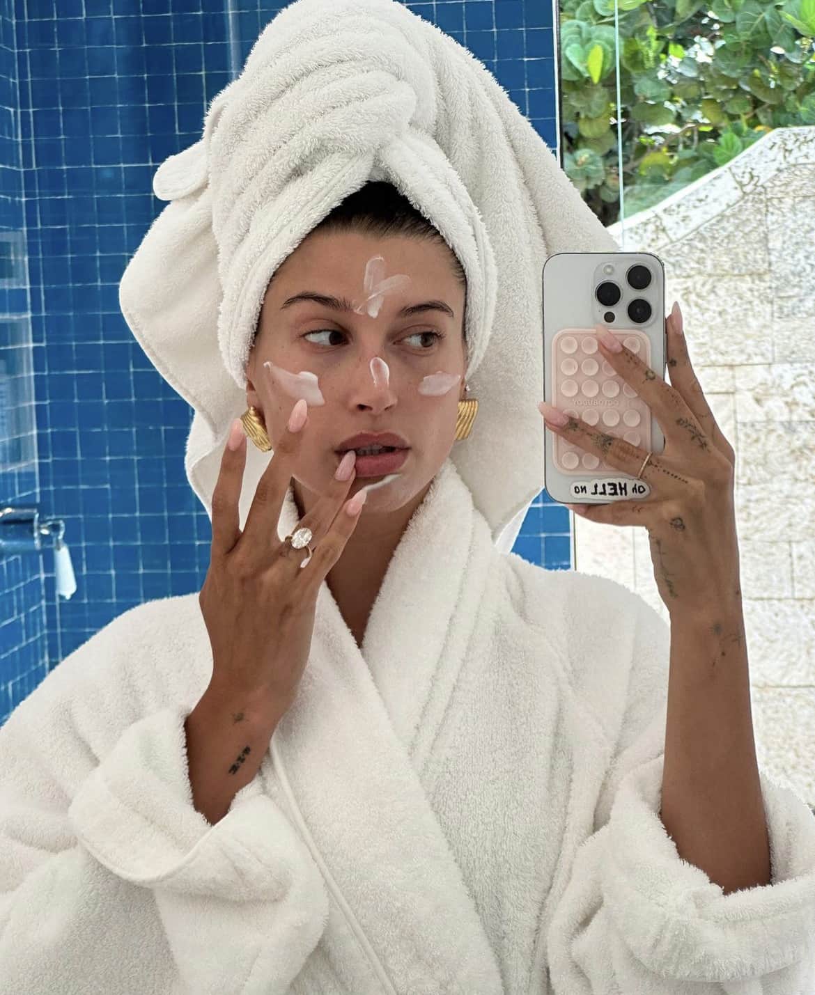 Hailey Bieber
