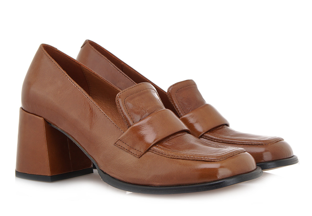 Καφέ loafers με τακούνι, 129.95 € , Angel Alacron Tsakiris Mallas.