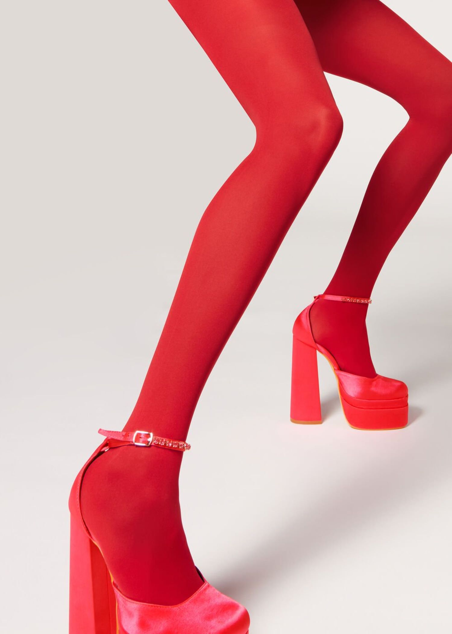 Kόκκινι καλσόν 8.25 € , Calzedonia.