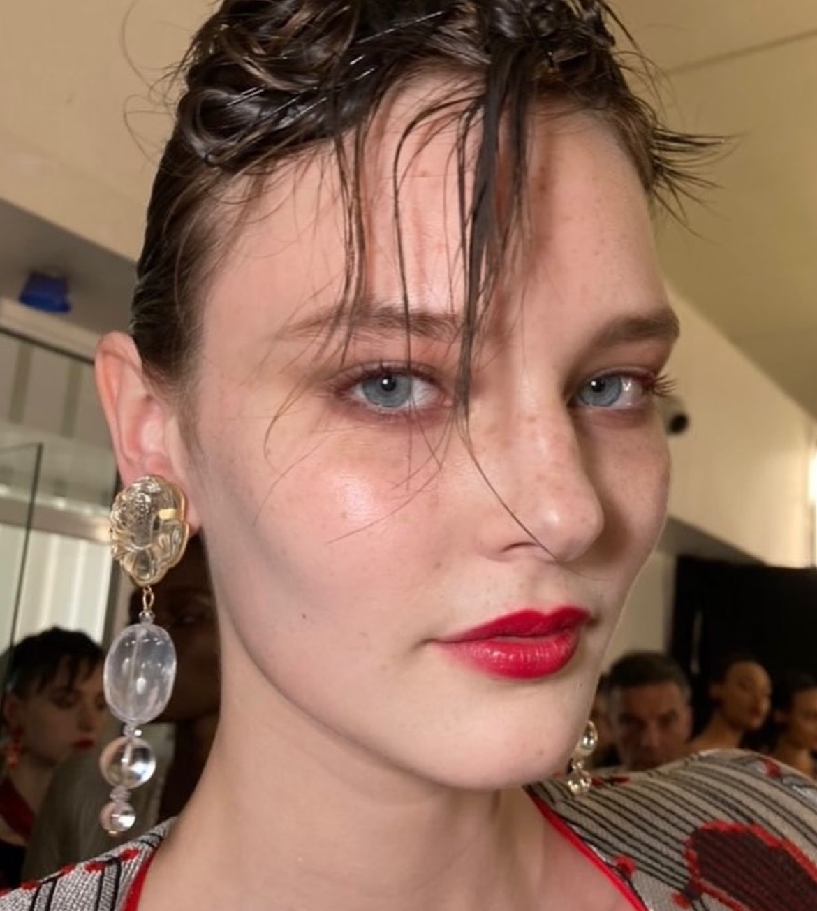 Giorgio Armani Privé fw23, makeup: Hiromi Ueda. 