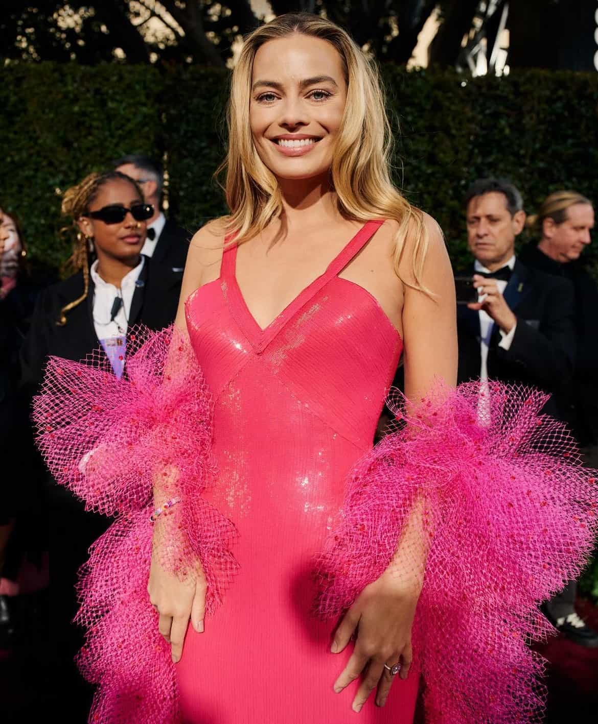 Margot Robbie.  Kατέκτησε το βραβείο Καλύτερης Ηθοποιού σε Μιούζικαλ ή Κωμωδία για το ρόλο της στην ταινία "Barbie". Φόρεμα: Giorgio Armani