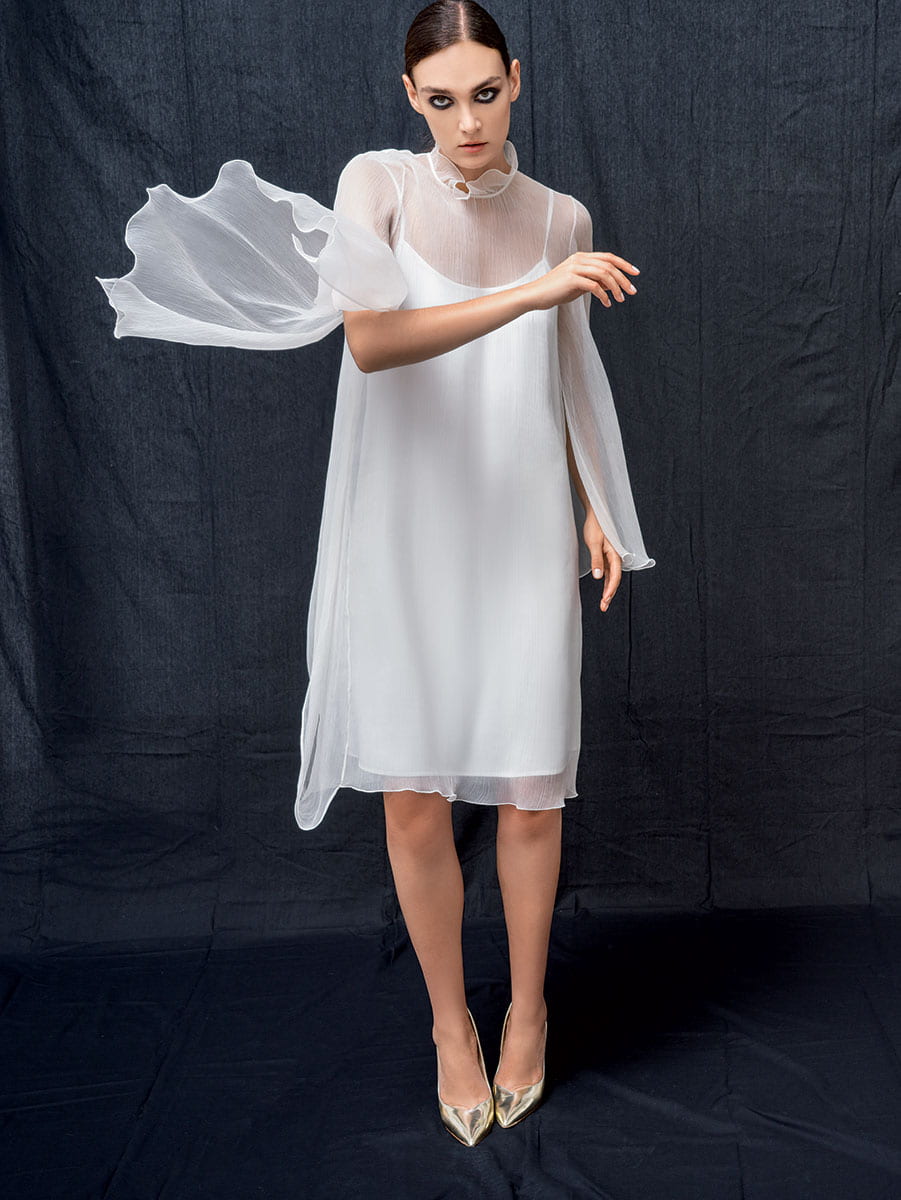 ΔΙΑΦΑΝΕΙΑ
Νυφικό από μεταξωτή μουσελίνα, Max Mara, Max Mara Boutique. Παπούτσια από μεταλλικό δέρμα, Dukas.

