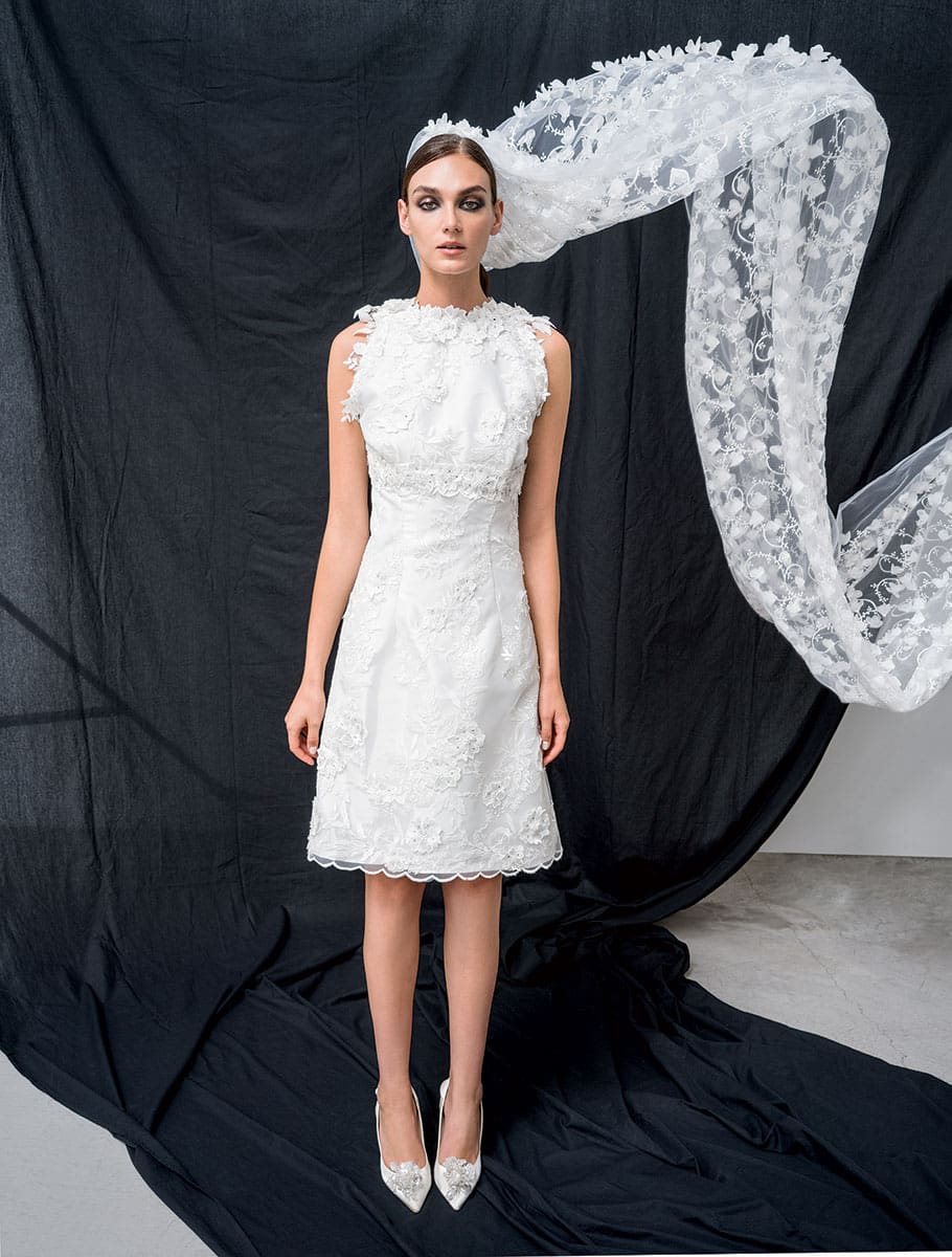 MINI DRESS
Νυφικό από δαντέλα σαντιγύ με απλικέ δαντελένια κεντήματα , πέπλο από τούλι με απλικέ λουλούδια & σατέν παπούτσια με λεπτομέρεια από χάντρες, Όλα Atelier Vatrima.