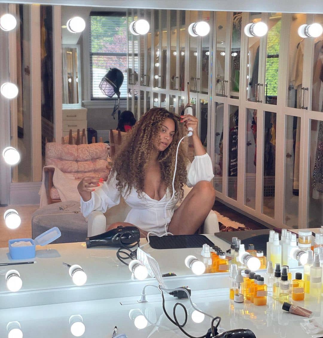 H πρώτη φωτογραφία όπου η Beyoncé μας προιδέασε για το λανσάρισμα της haircare σειράς της