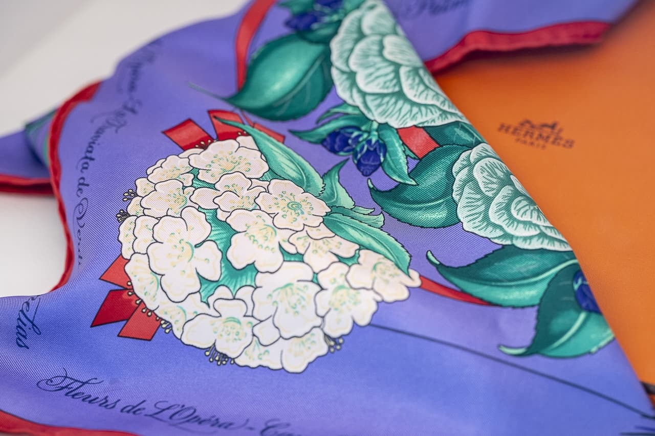 Φουλάρι "Fleurs de L'Opéra" by Hermès - Paris, created by Julie Abadi, donated by Maria Callas Greek Society.