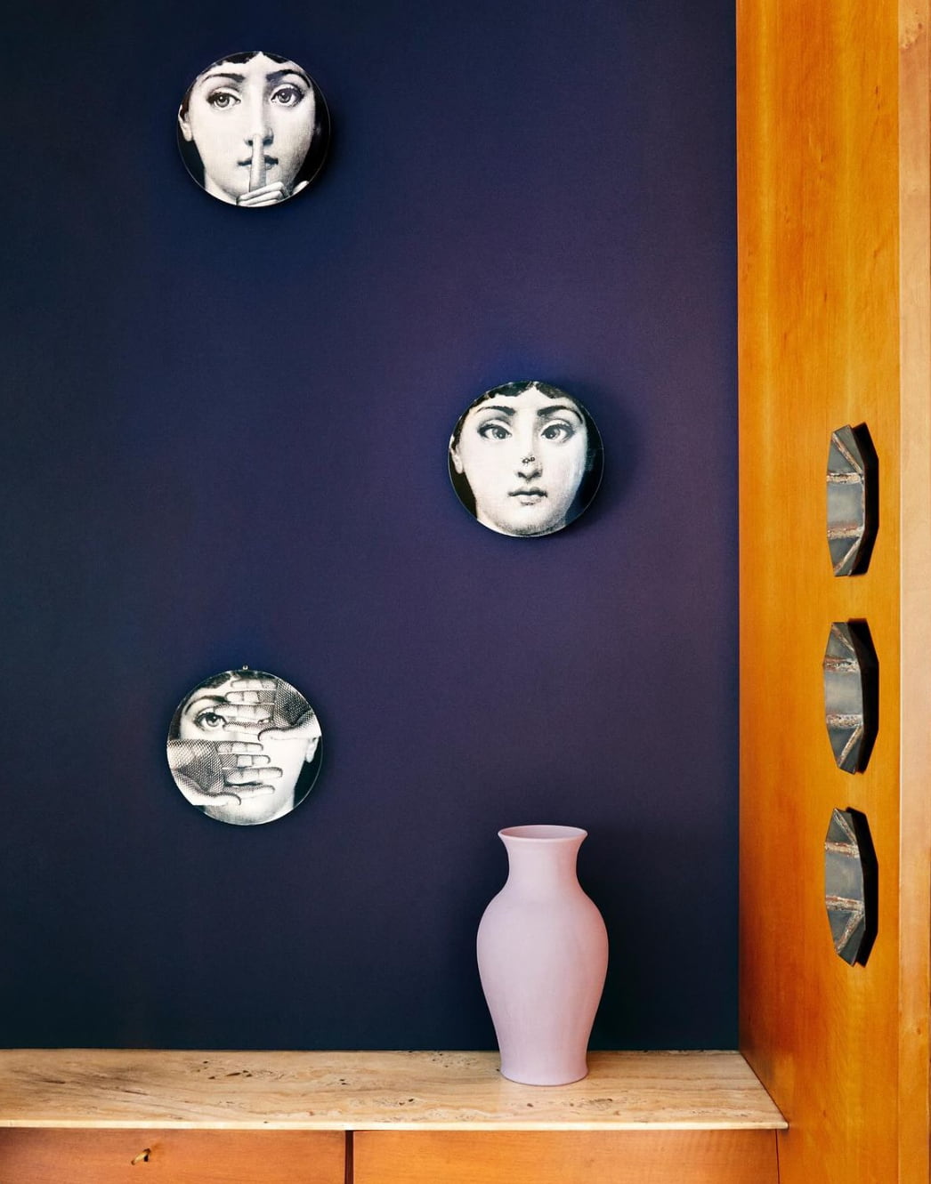 Τα πολλά πρόσωπα της μούσας της Fornasetti, Lina Cavalieri  σε διακοσμητικά πιάτα