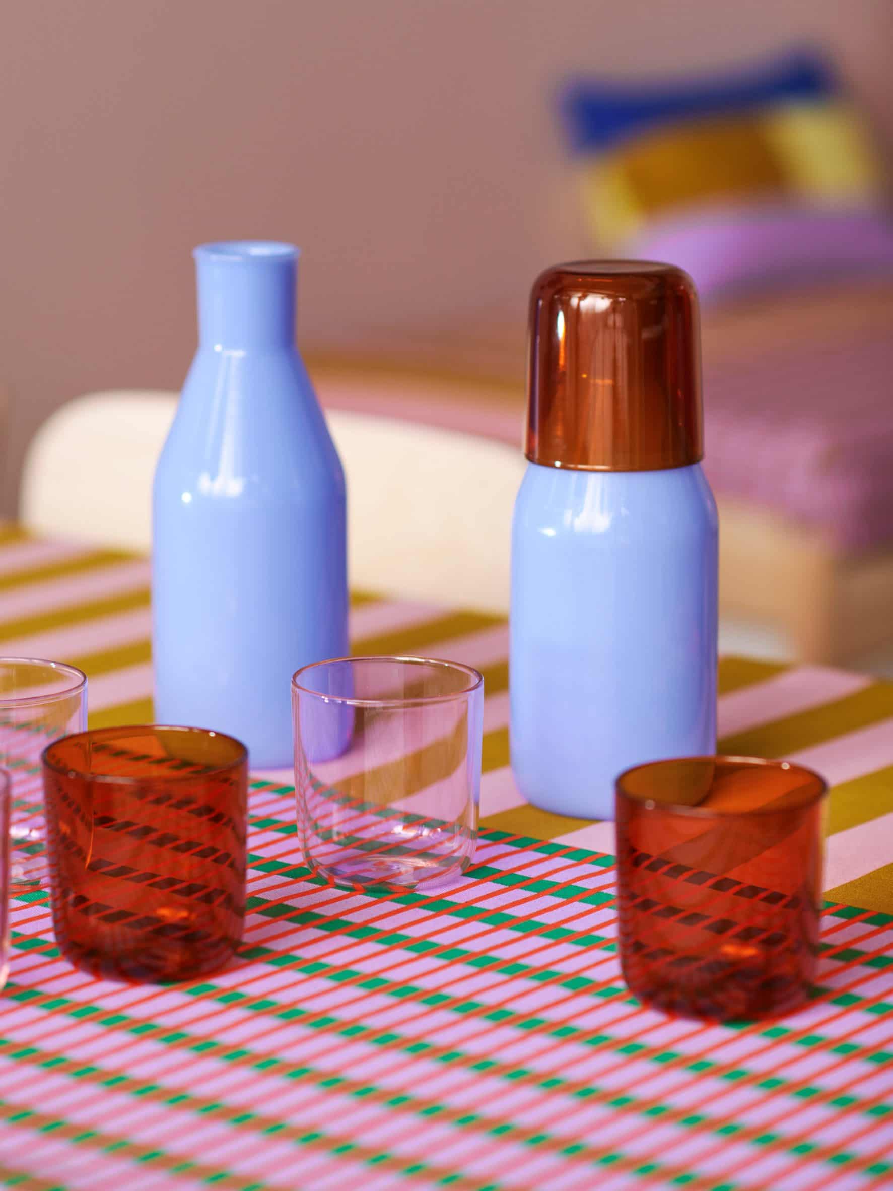 Τα χρωματιστά cups μπορούν να χρησιμοποιηθούν με την καράφα για διαφορετικά εφέ