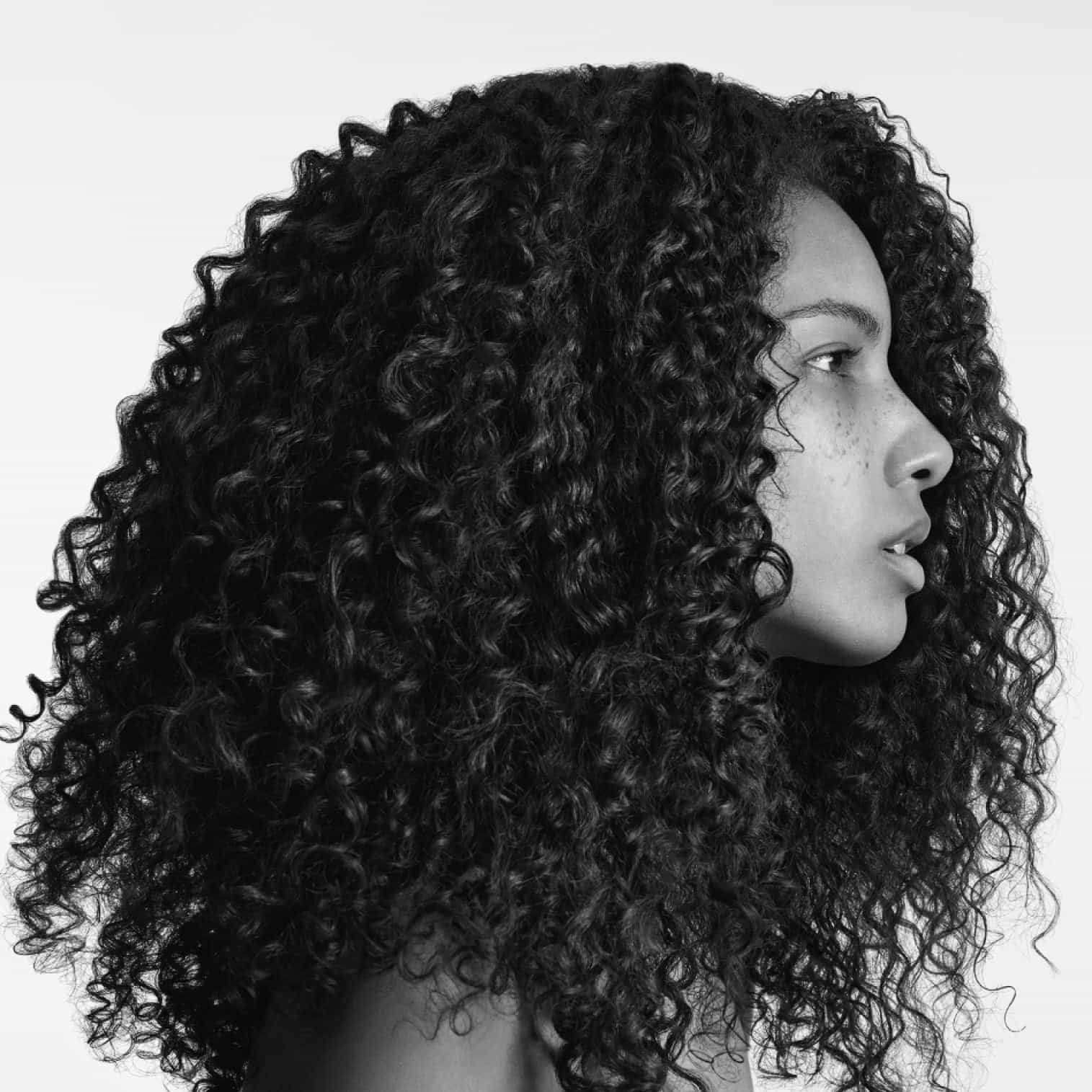 Για το hairstyle της Εlise χρησιμοποιήθηκε Curl Activator & Hair Balm