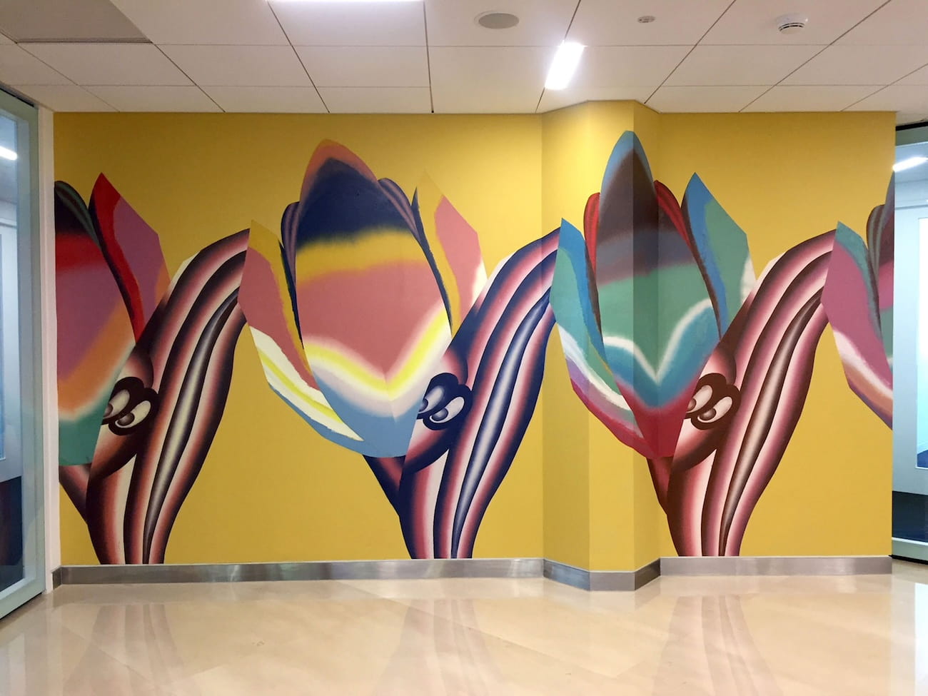 Hadassah Emmerich, "Garland of creolized tulips", 2018. Ακρυλικό και μελάνι σε τοίχο.