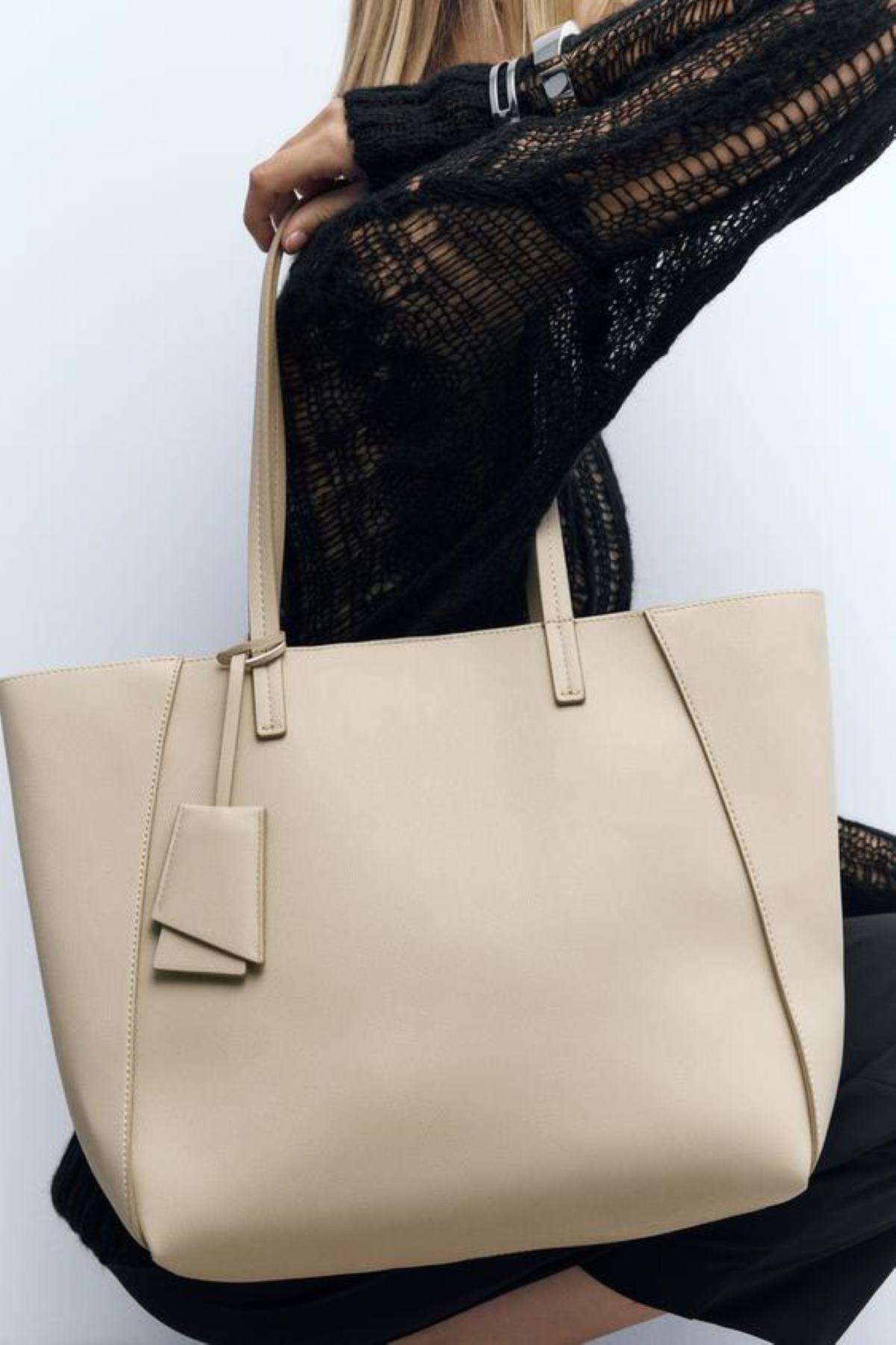 Kρεμ τσάντα shopper, 22.95 € , Zara