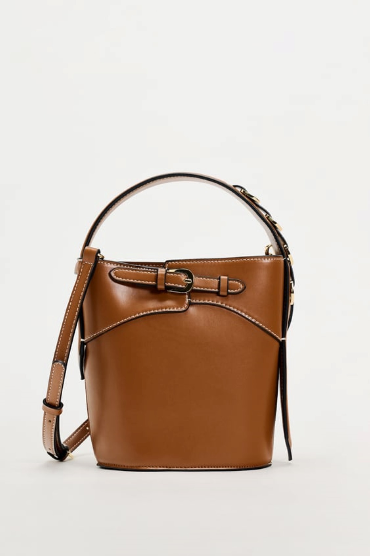 Tαμπά τσάντα bucket με αγκράφα, 25.95 € , Zara