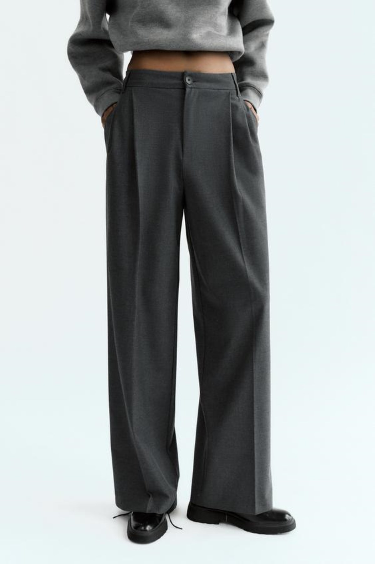 Γκρι παντελόνι, 25.95 € , Zara