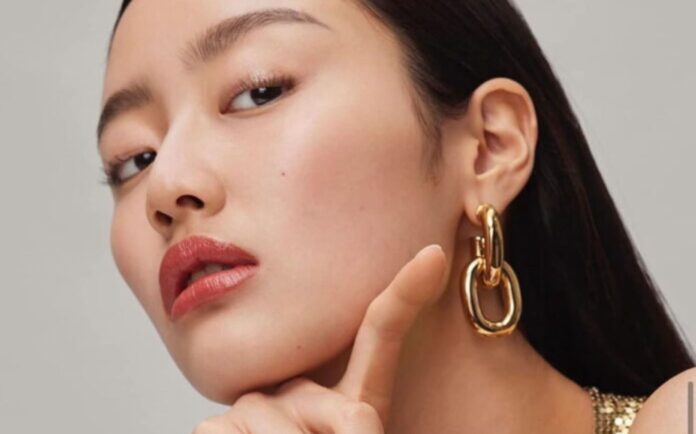 Γυαλιστερά χείλη από τη Rabanne Beauty: To trend της σαιζόν