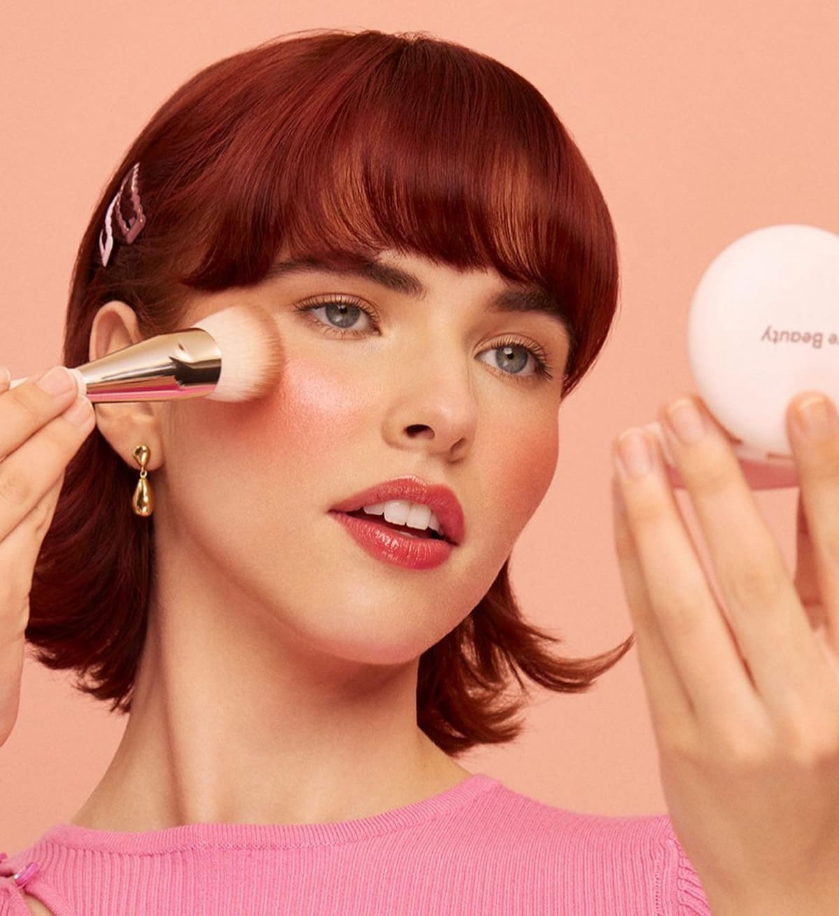 Aπό την καμπάνια του νέου Soft Pinch Luminous Powder Blush του brand  Rare Beauty