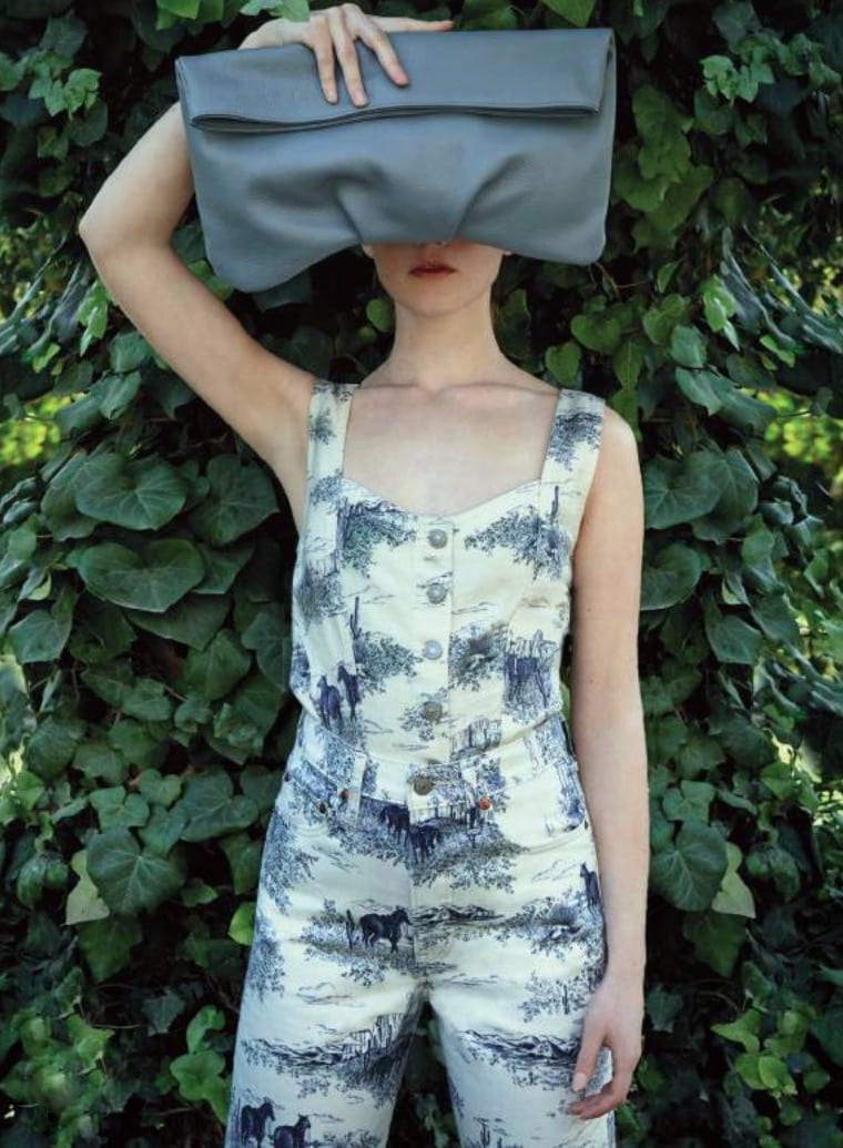 Corset tops και παντελόνι από denim, όλα Levi’s, Levi’s Stores. Χειροποίητη δερμάτινη τσάντα. Ivana Grossi.
