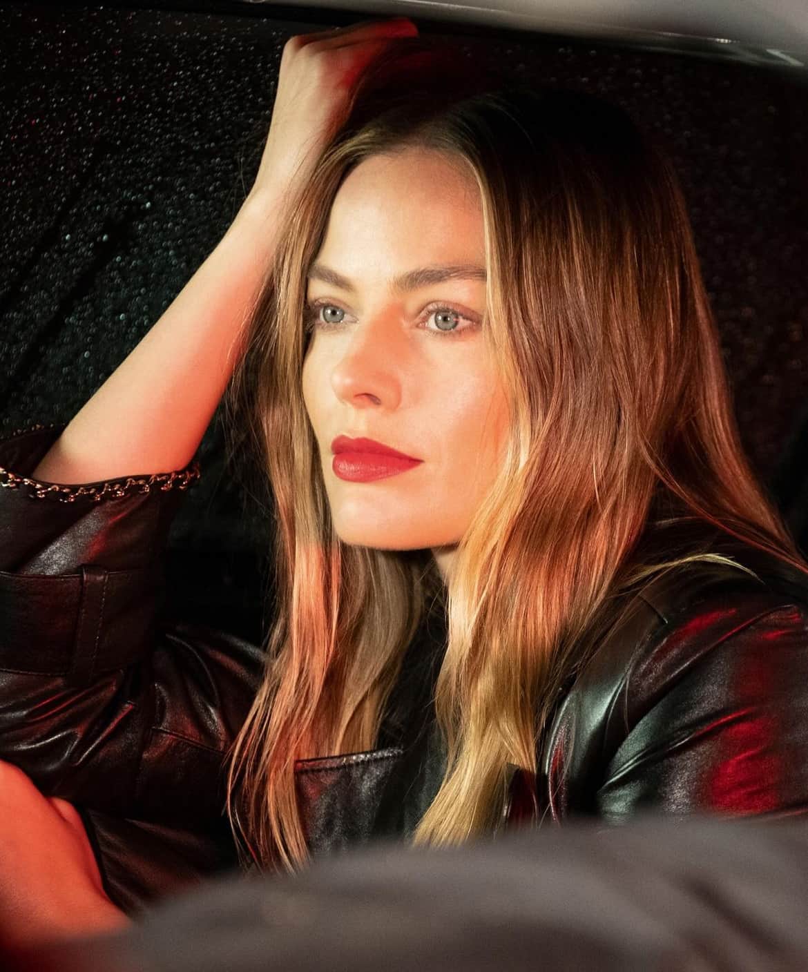 H Margot Robbie με κόκκινα χείλη στην καμπάνια για του Chanel Beauty Rouge Allure