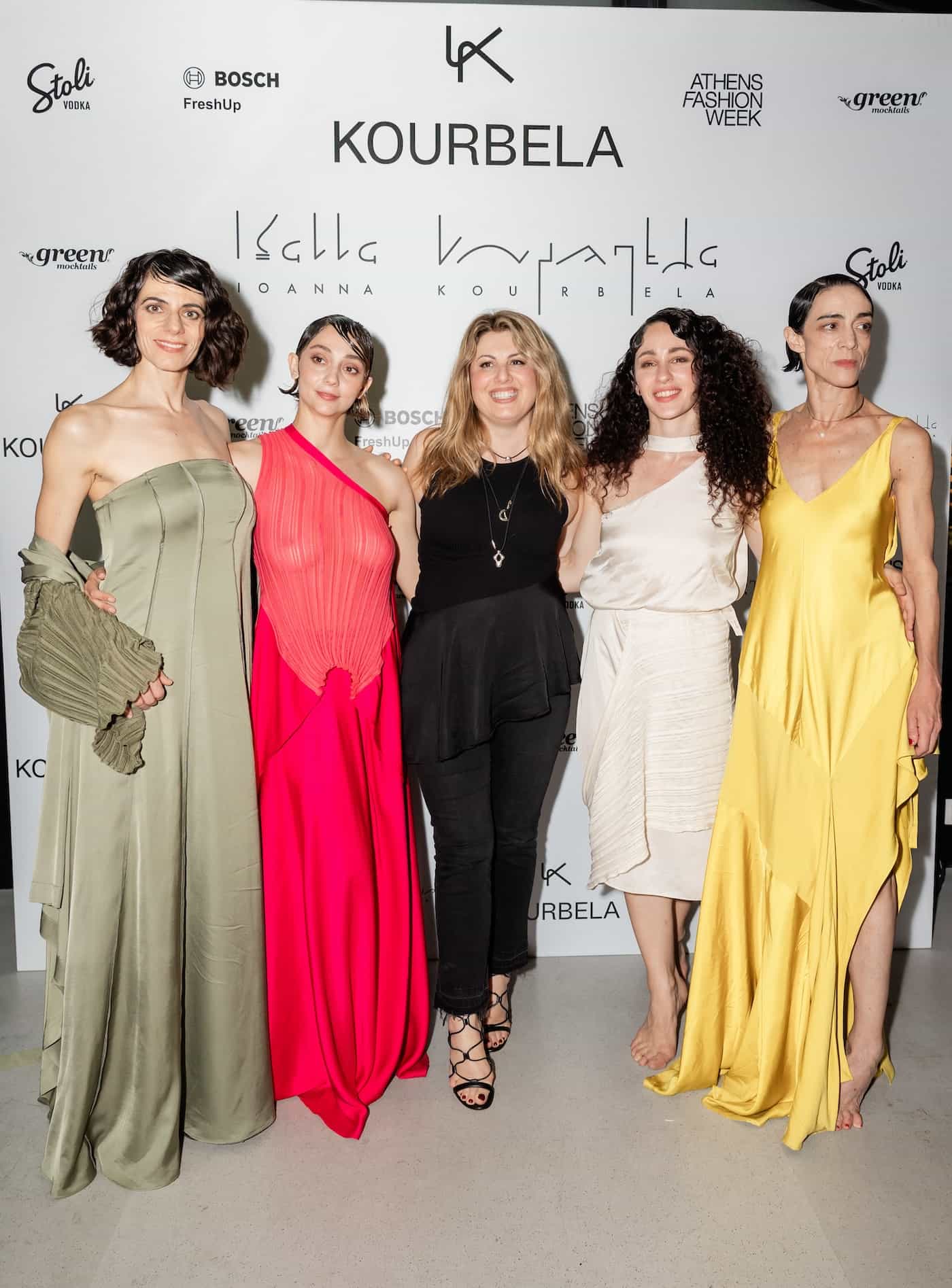 H Ιωάννα Κουρμπέλα με την Έλενα Τοπαλίδου και τις χορεύτριες Εμμανουέλα Πεχυνάκη Μαμουνάκη, Αθανασία Κανελλοπούλου και Λαμπρινή Γκόλια.