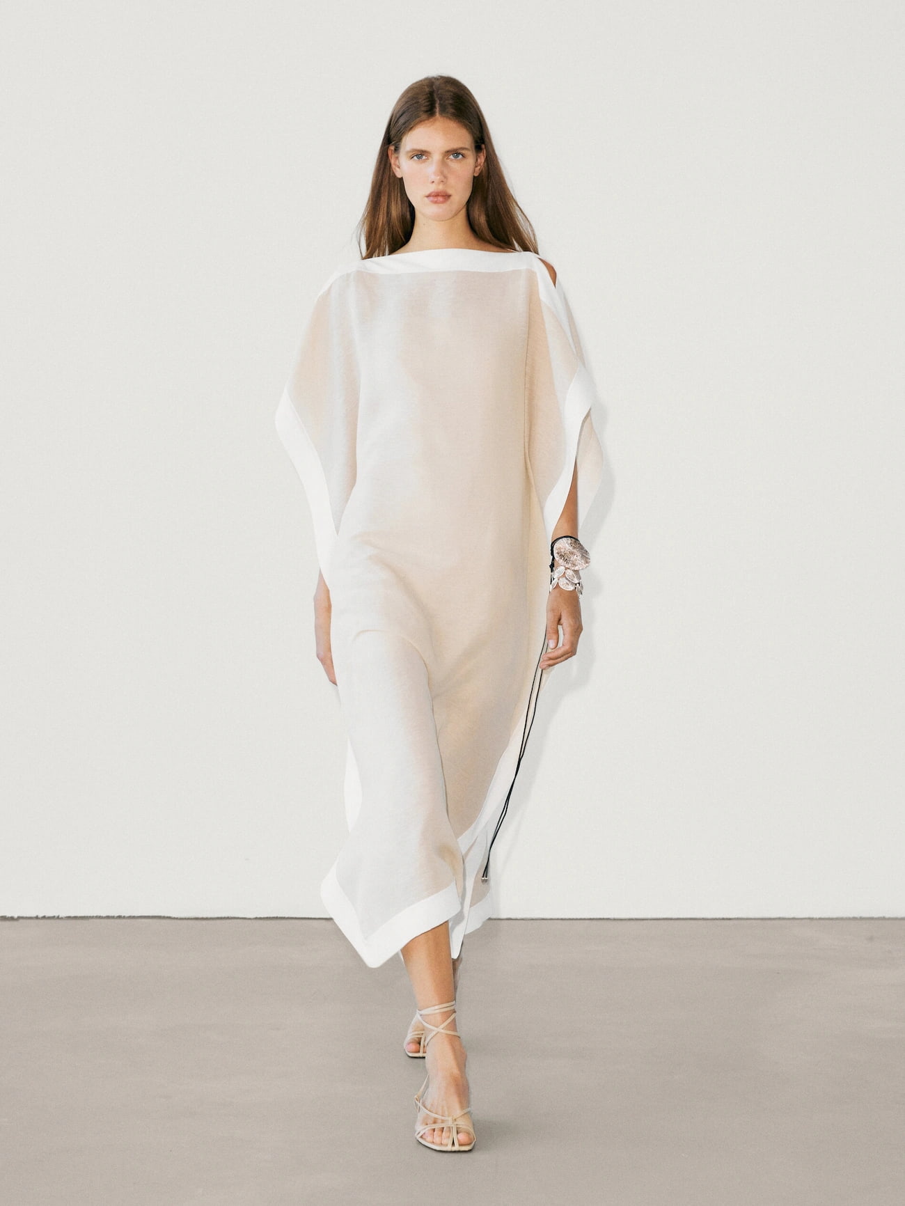 Φόρεμα-καφτάνι με ρέλι, 89.95 € , Massimo Dutti.