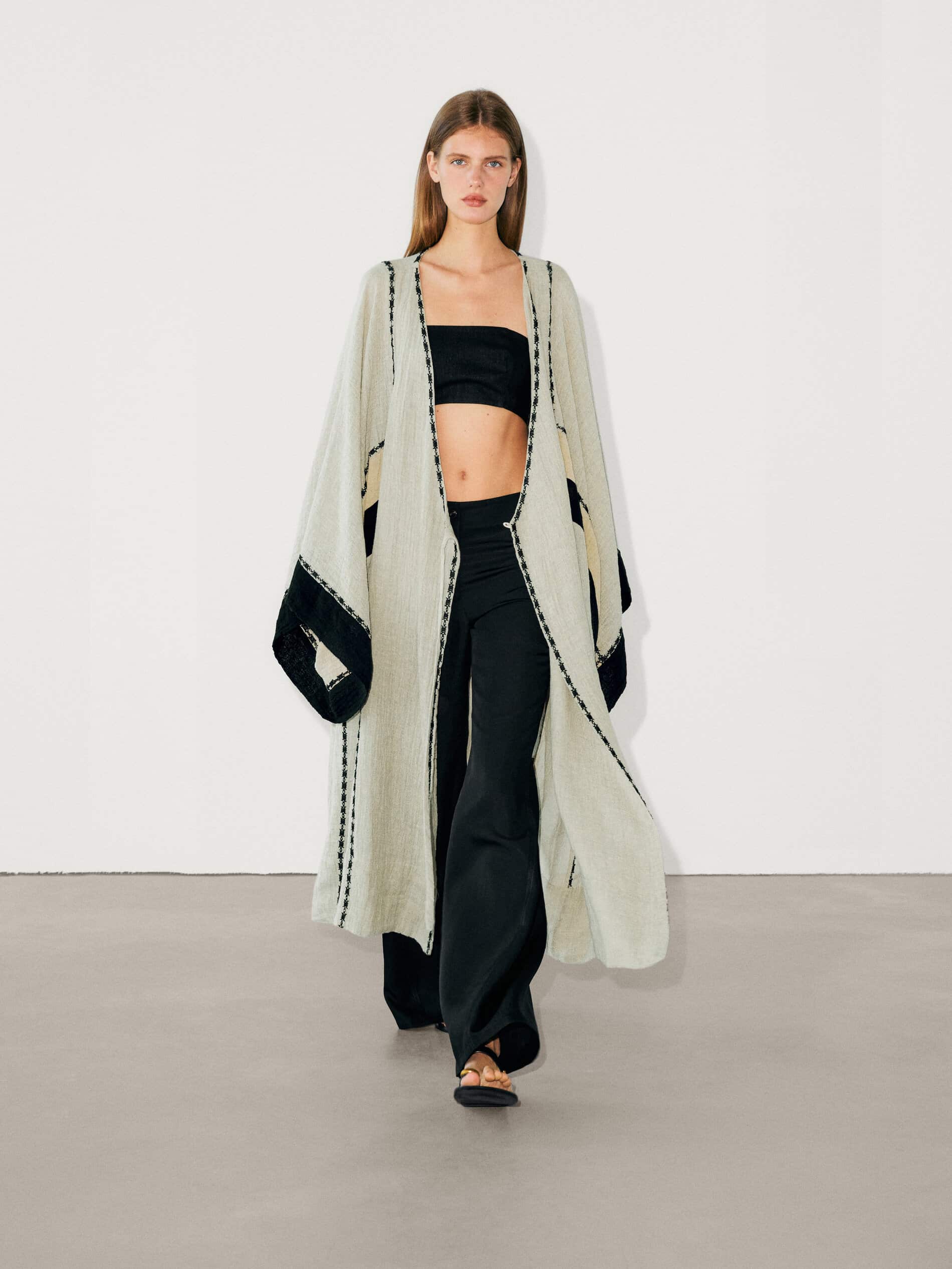 Καφτάνι από μείγμα λινού, 199.00 € , Massimo Dutti.