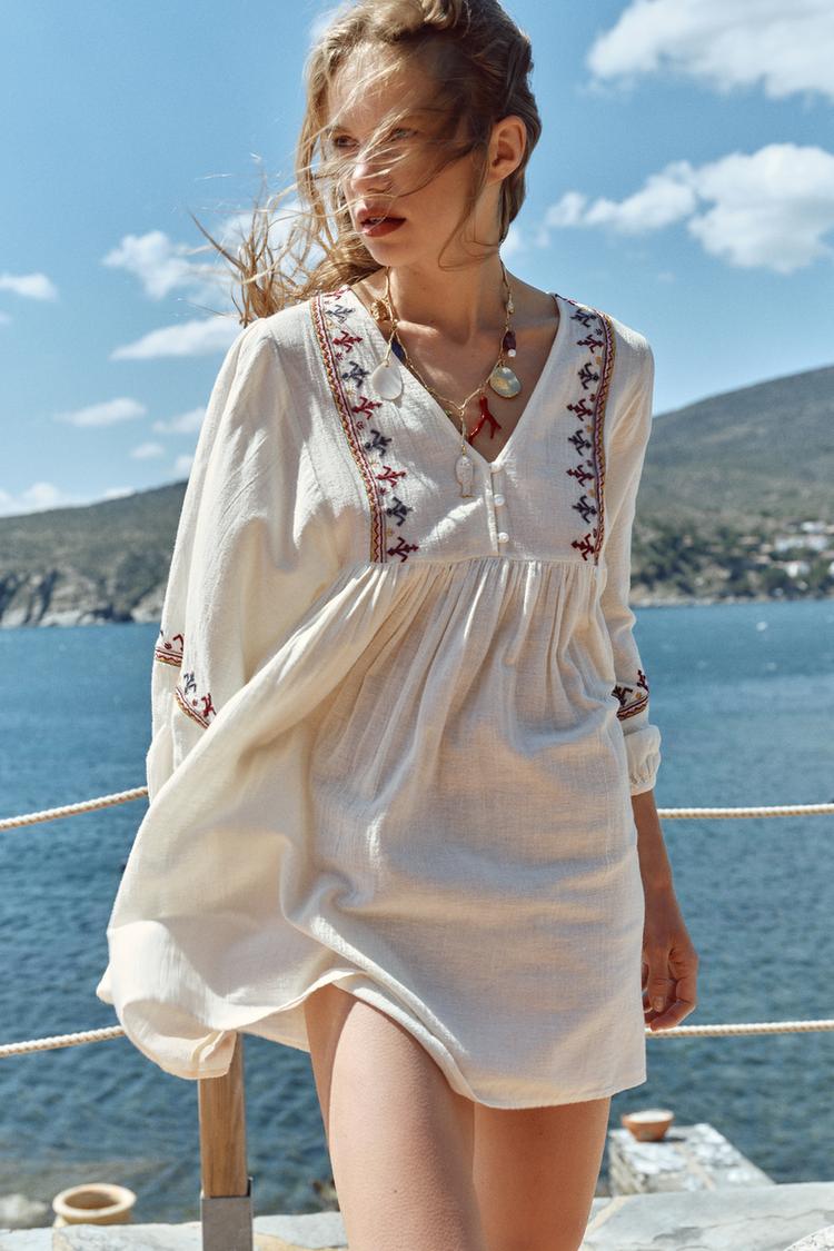 Κρεμ κοντό καφτάνι, 35.95 € , Zara.
