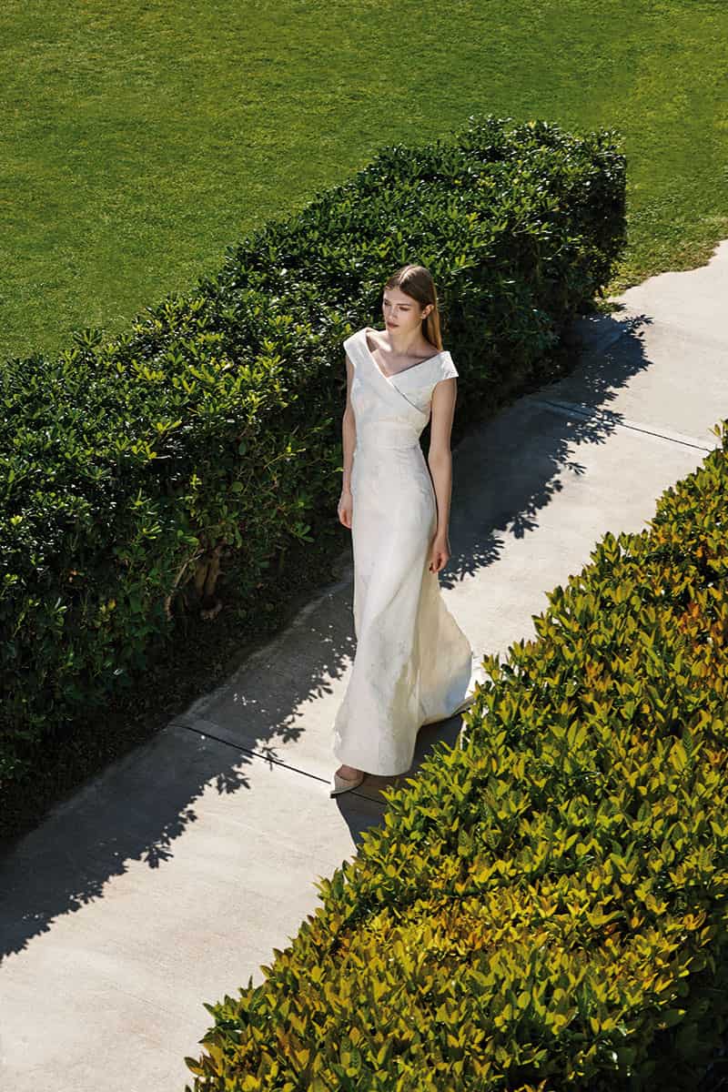 Νυφικό οff the shoulder σε γαλλικό μπροκάρ, Lola Bridal. Σατέν γόβες, Tsakiris Mallas.