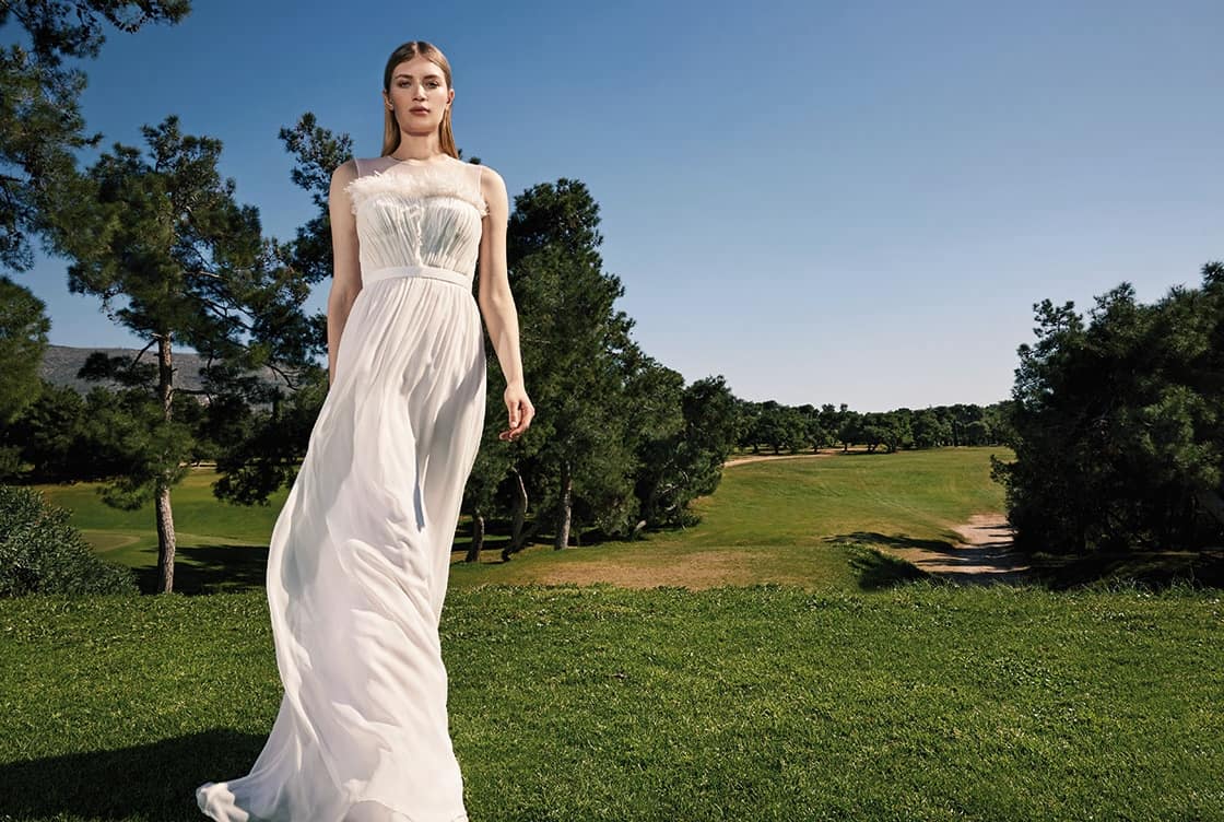 Νυφικό από ολομέταξη μουσελίνα με φτερά,
Lola Bridal