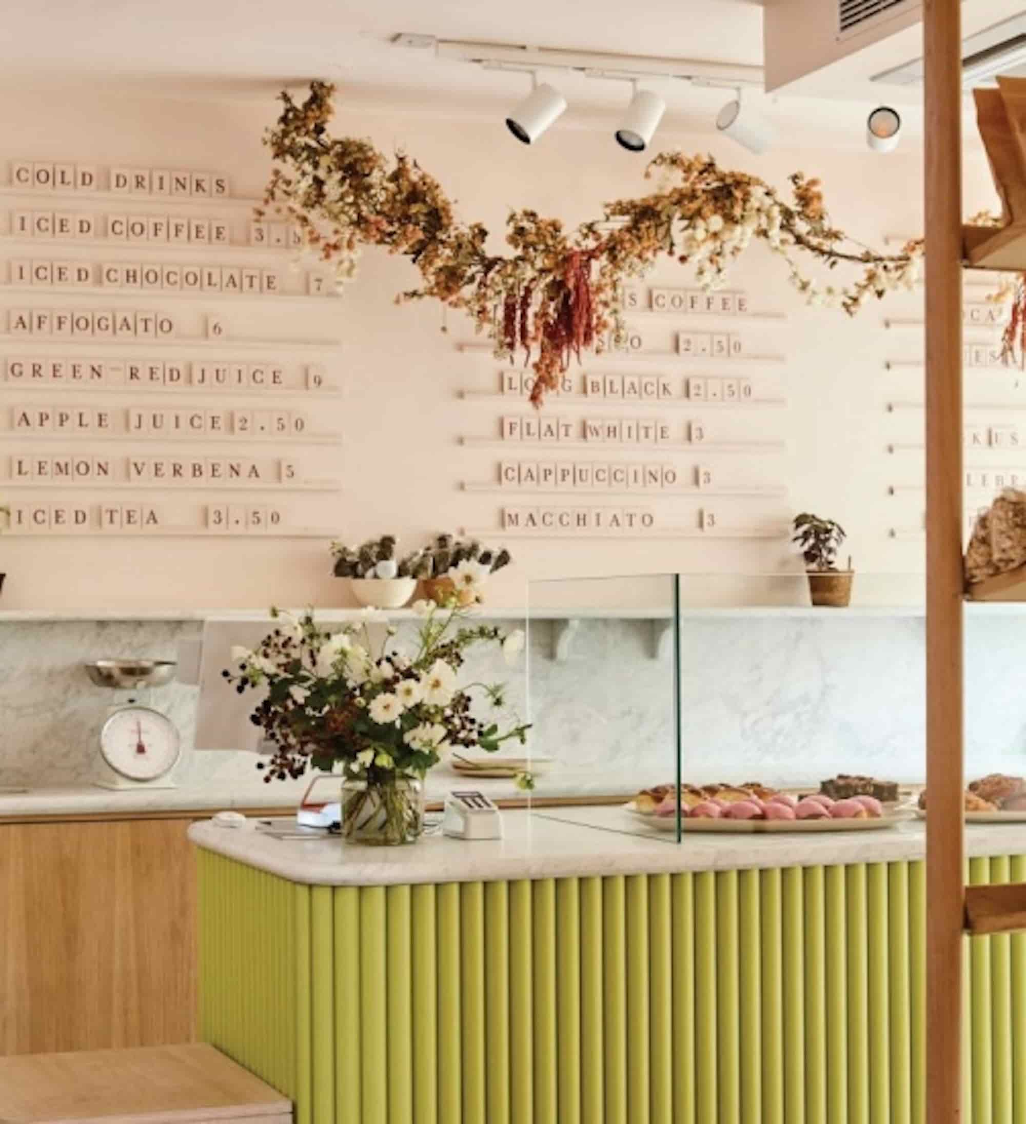Το bar του Spring To-Go σερβίρει καφέ και φυσικούς χυμούς. Διαθέτει μαρμάρινο πάγκο και πράσινη πρόσοψη