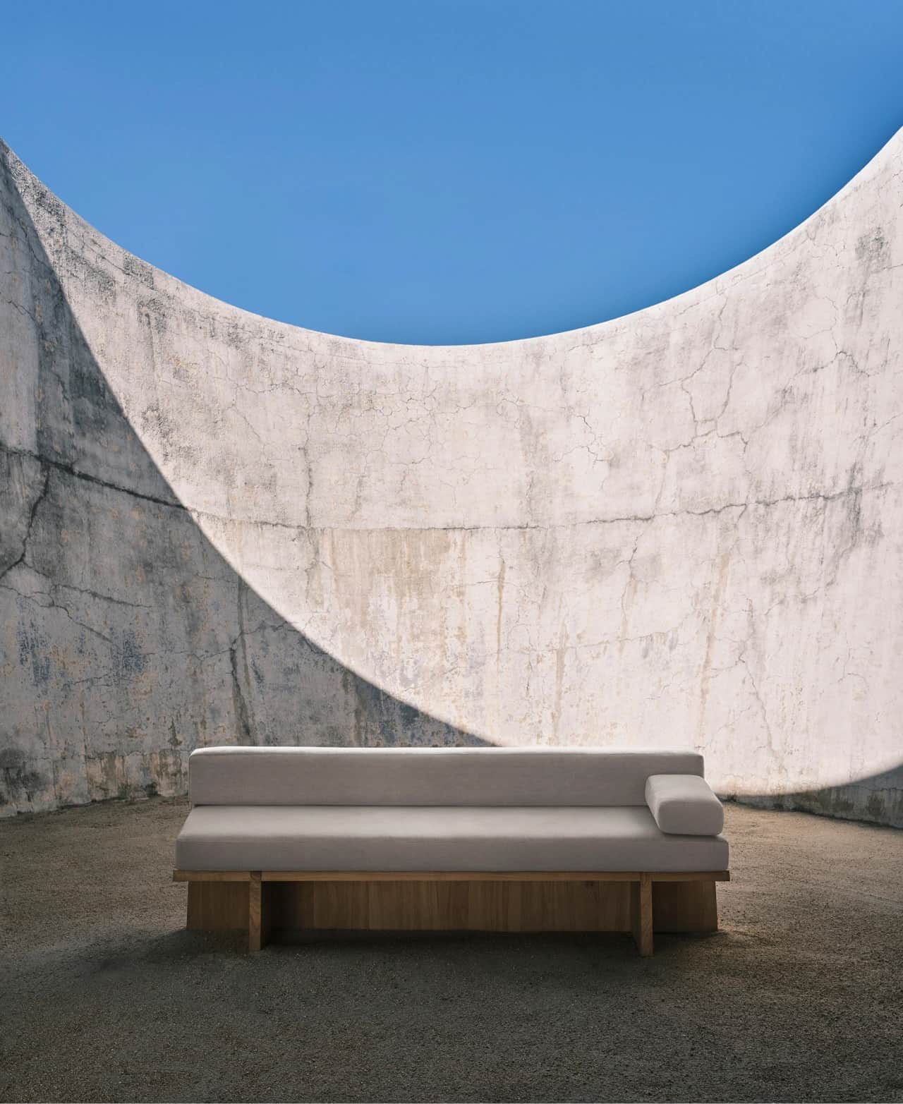 Daybed 01 με λευκά μαξιλάρια, 2000 € 