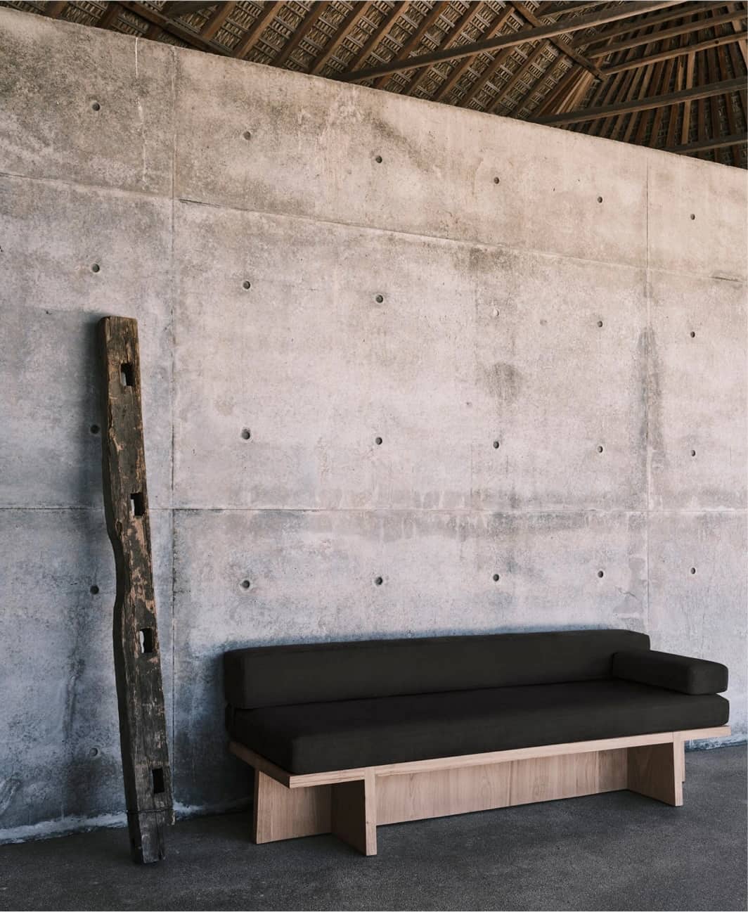 Daybed 01. Τα λινά μαξιλάρια μπορούν να αφαιρεθούν, μετατρέποντας αβίαστα το μασίφ δρύινο πλαίσιο σε τραπεζάκι σαλονιού ή πάγκο εισόδου, 2000 € 