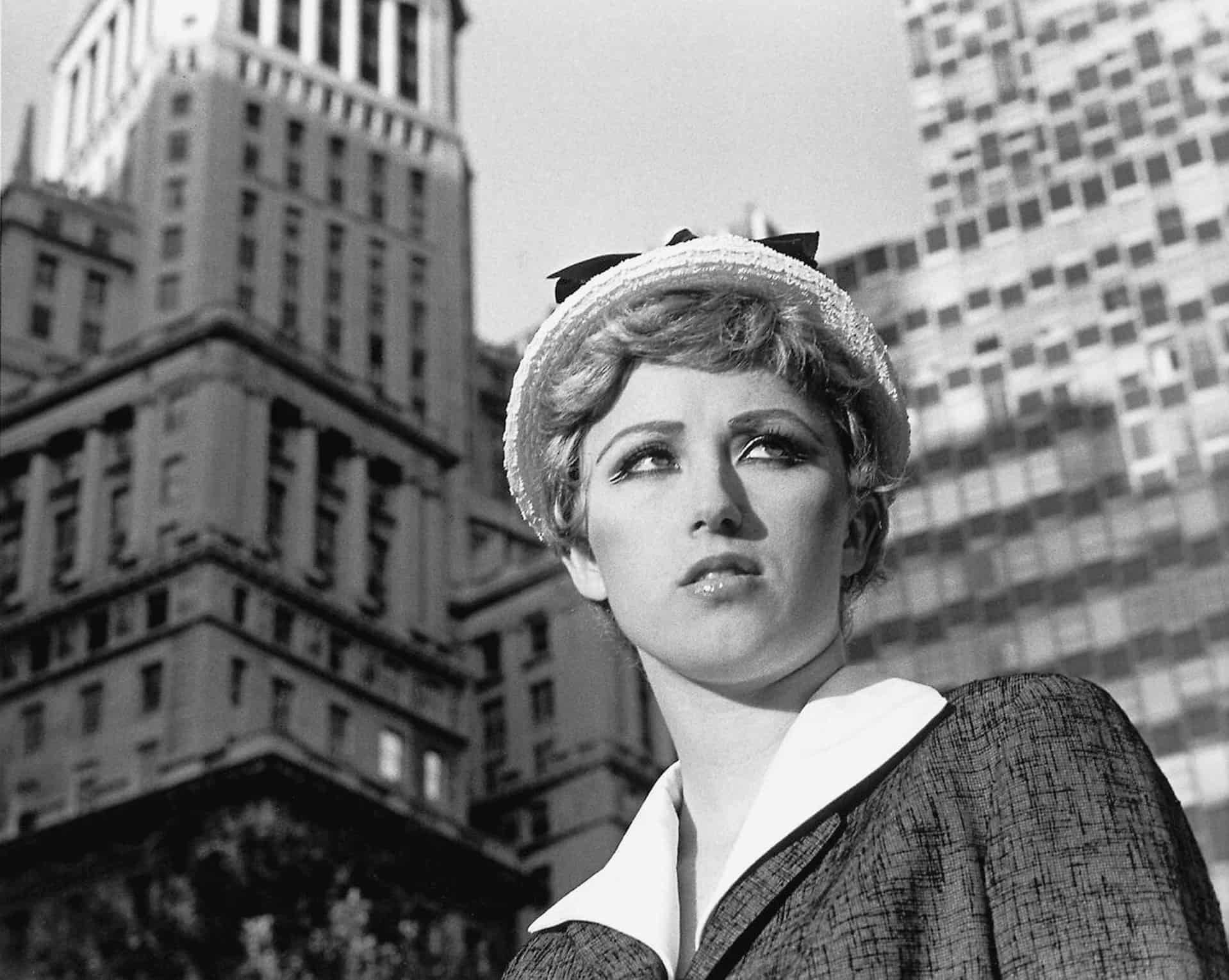 Cindy Sherman, Untitled Film Still #21 , 1978. Εκτύπωση ζελατινο-αλογονούχου αργύρου 20,3 x 25,4 εκ. / 8 x 10 ίντσες
Με την ευγενική παραχώρηση της καλλιτέχνιδας και της Hauser & Wirth ©Cindy Sherman