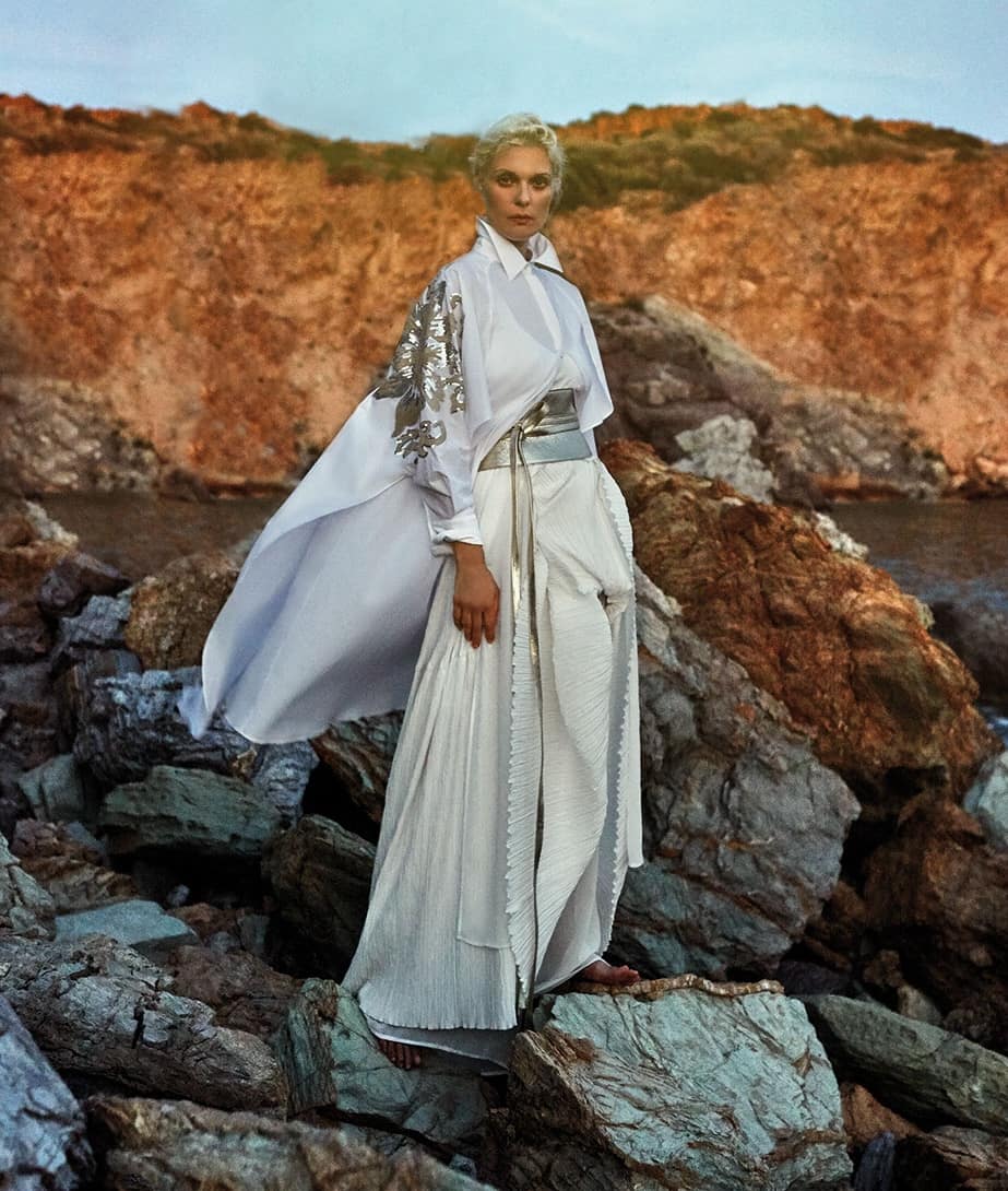 Η Αναστασία Περράκη φωτογραφίζεται για το καλοκαιρινό τεύχος του BEAUTÉ "Under The Greek Sun" φορώντας φόρεμα-κάπα από ποπλίνα με κέντημα από παγιέτα, Psophia, Linea Imports. Body, τοπ και παντελόνα από μουσελίνα και δερμάτινη ζώνη, Mystis. Μάξι τσαλακωμένη
φούστα, Zeus + Δione. Φωτογράφος: Κaterina Tsatsani (D-Tales Creative Agency). Eπιμέλεια φωτογράφησης: Panayiotis Panouklias (D-Tales Creative Agency). 