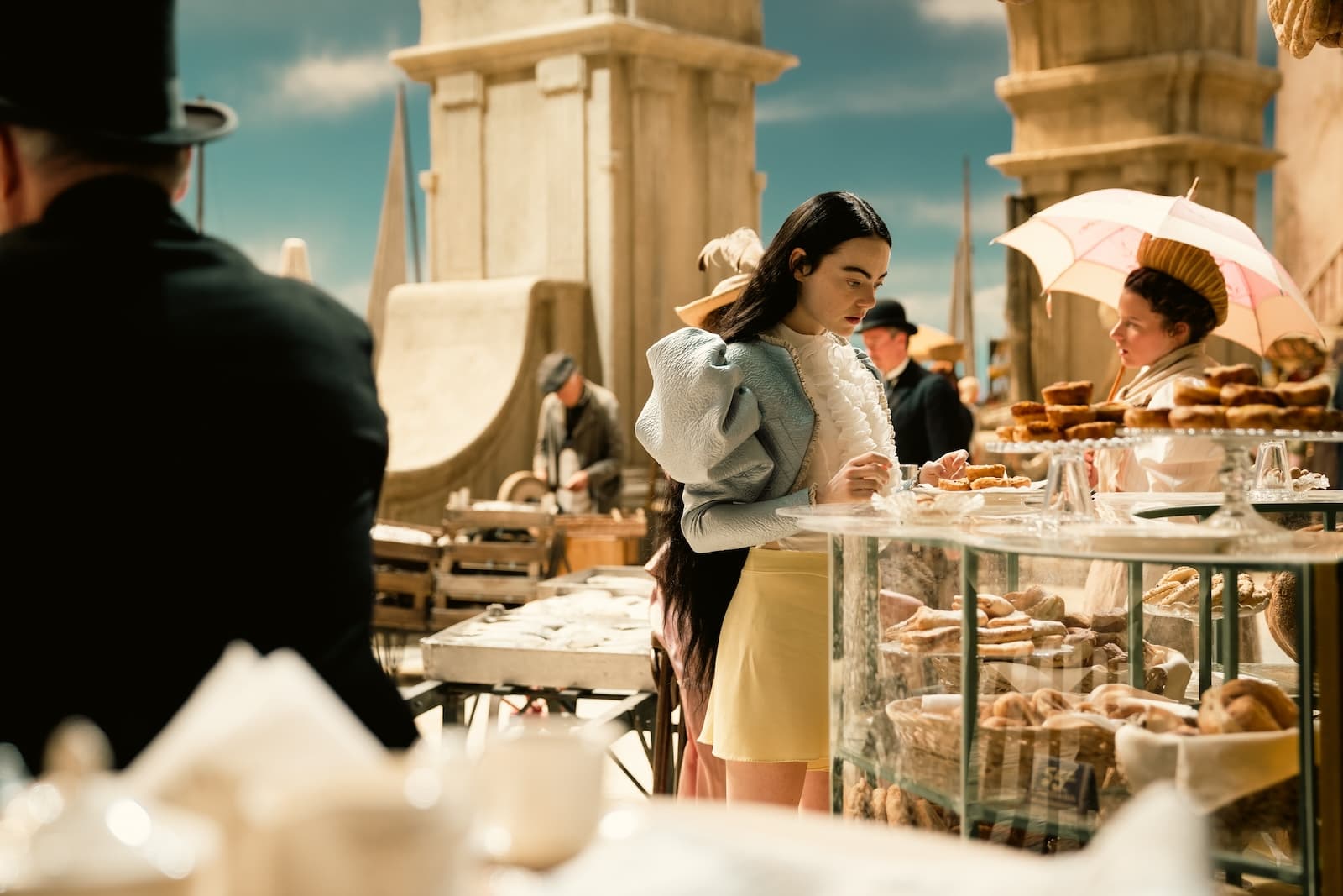 Η Emma Stone στην ταινία  Poor Things (2024). Photo: Γιώργος Λάνθιμος. Courtesy of Searchlight Pictures.