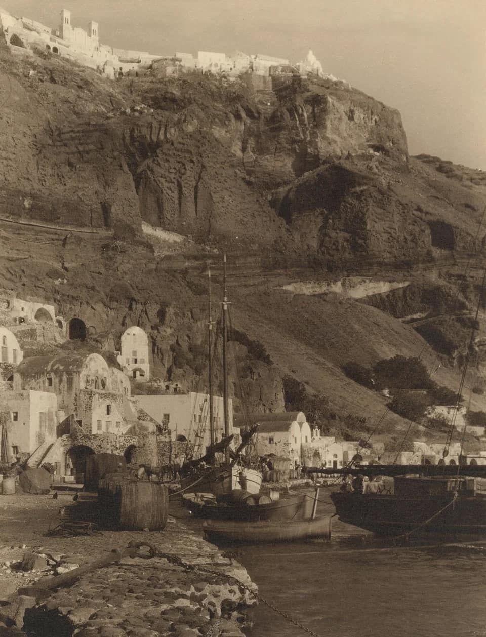 Η Σκάλα Φηρών, 1925-1930. Αργυροτυπία με τονισμό σέπιας, 27,8 x 21,1 εκ.