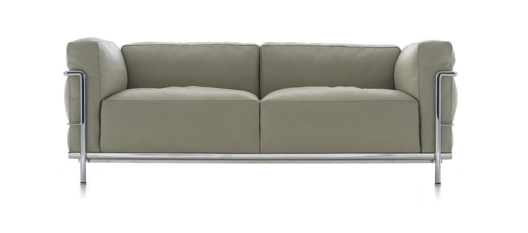H Cassina συνεργάστηκε πολύ στενά με τη Charlotte Perriand, την κόρη της Pernette και το Fondation Le Corbusier για να παρουσιάσει νέες εκδόσεις και φινιρίσματα  του εμβληματικού καναπέ.