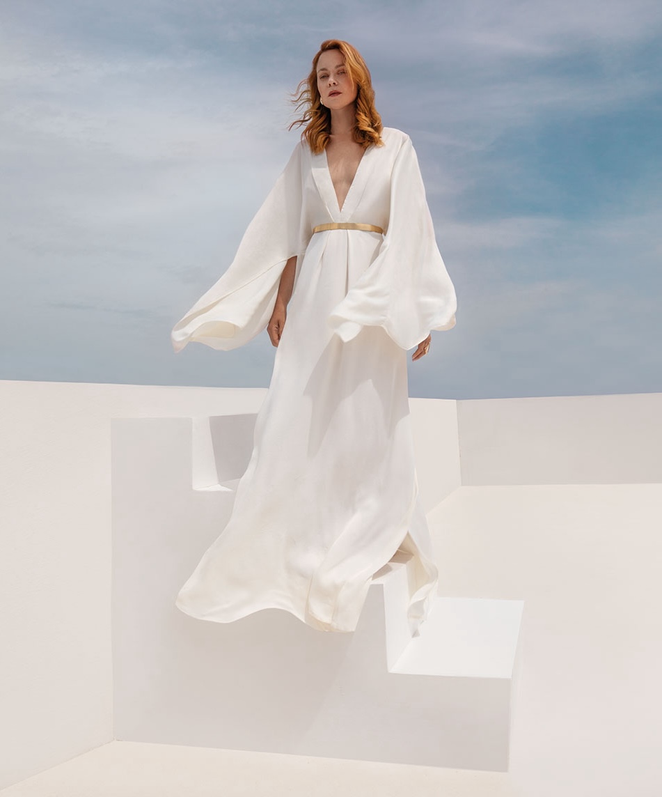 H Λένα Παπαληγούρα στο fashion editorial του Beauté Magazine με φόρεμα από βισκόζη με χρυσή μεταλλική ζώνη, Mystis. Photo: Nicole Bartzoka