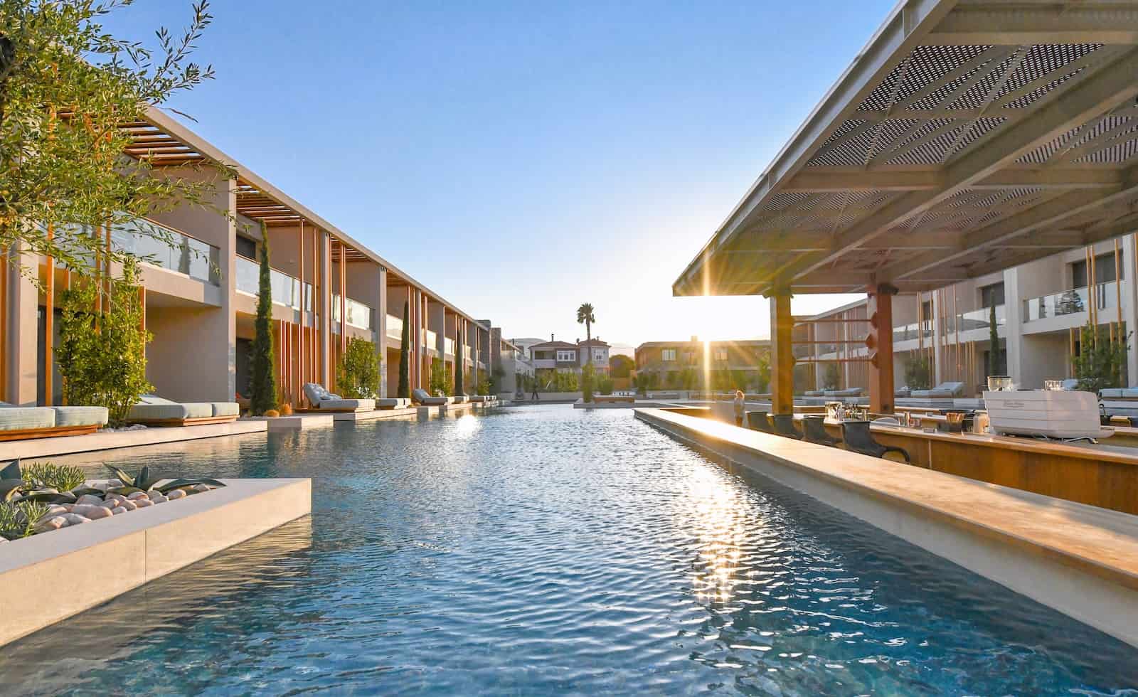 Pool & Bar