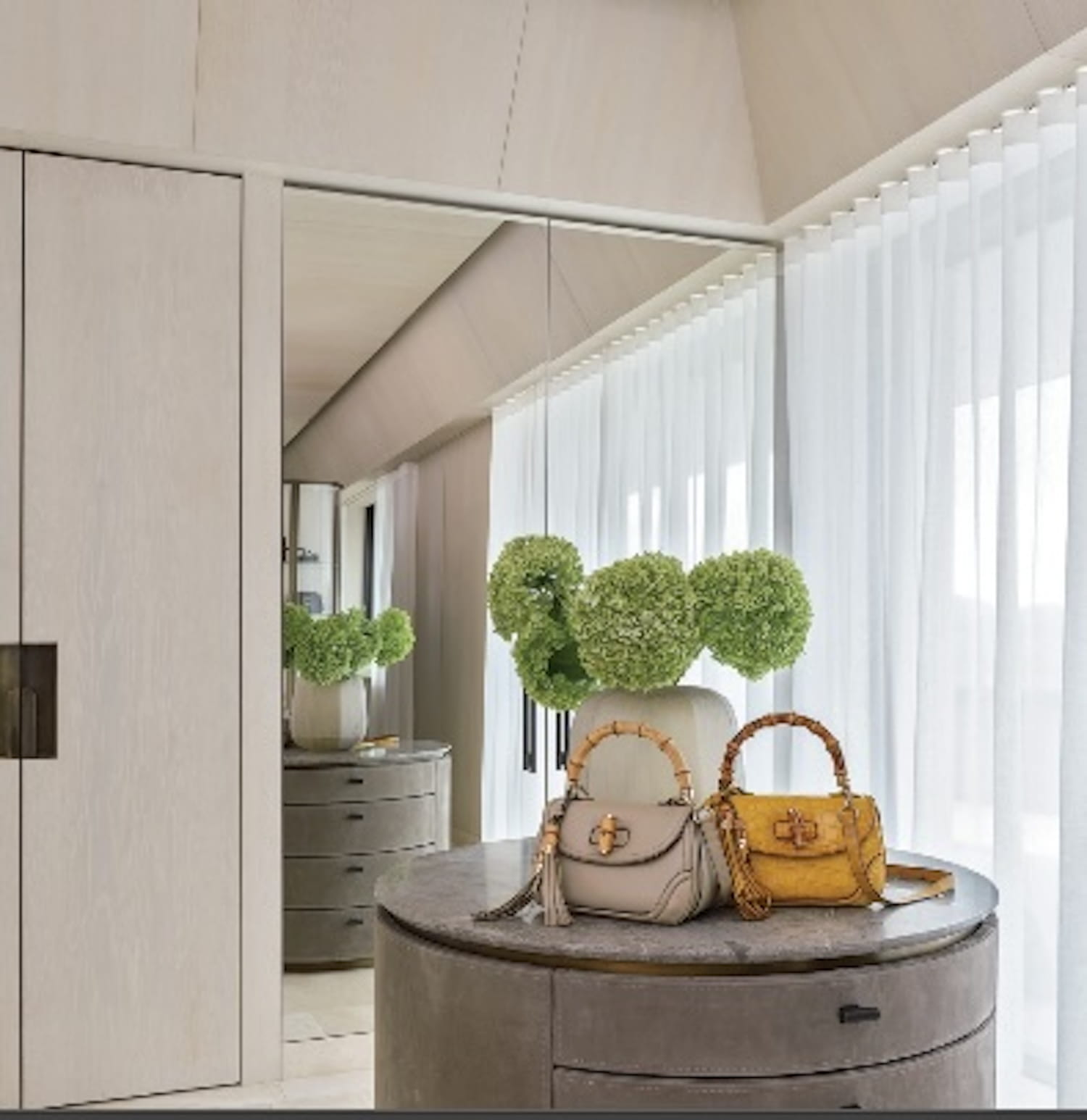Στη Walk in closet του κύριου υπνοδωματίου τα δύο dressing tables είναι σχεδιασμένα ειδικά για τον χώρο από την Ιna Rinderknecht με δέρμα, γυαλί και μπρούντζο.