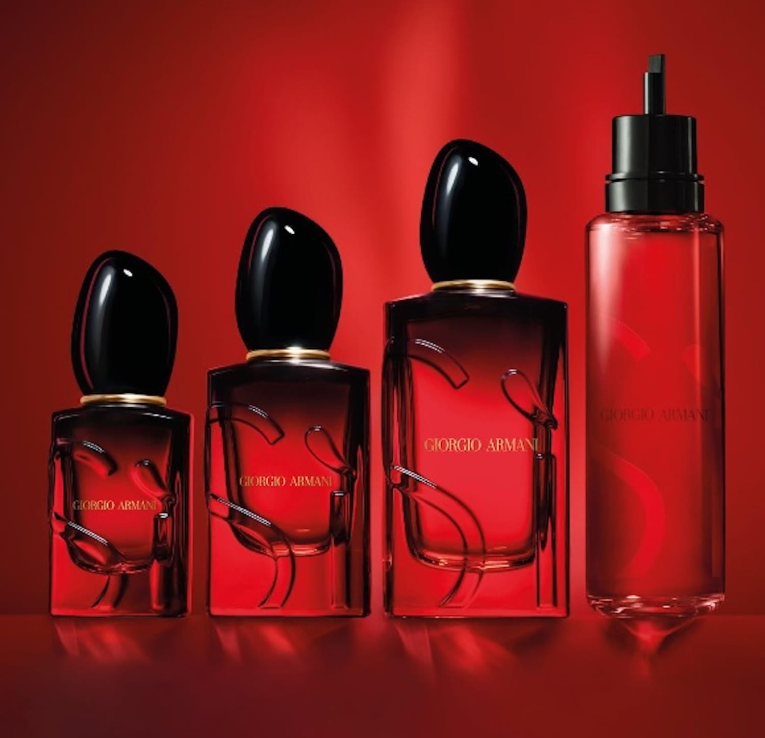 Το νέο άρωμα Giorgio Armani Sì Passione Intense κυκλοφορεί σε refillable μπουκάλια