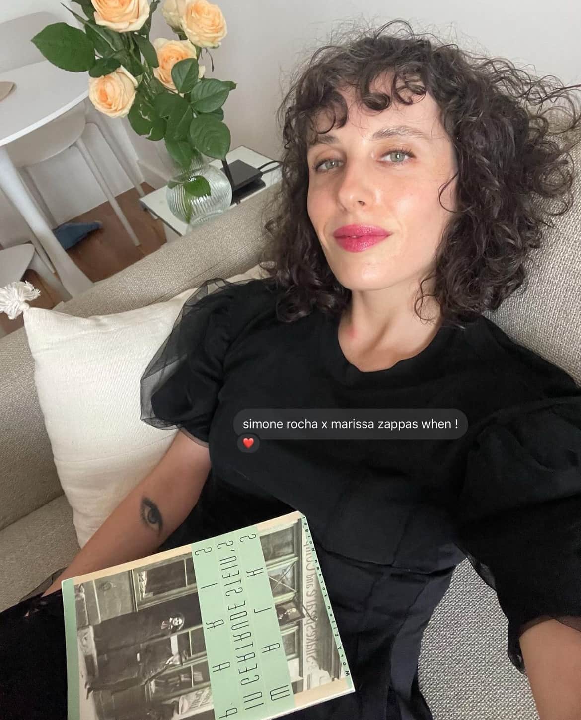 Η Marissa Zappas φορώντας ρούχο της σχεδιάστριας Simone Rocha