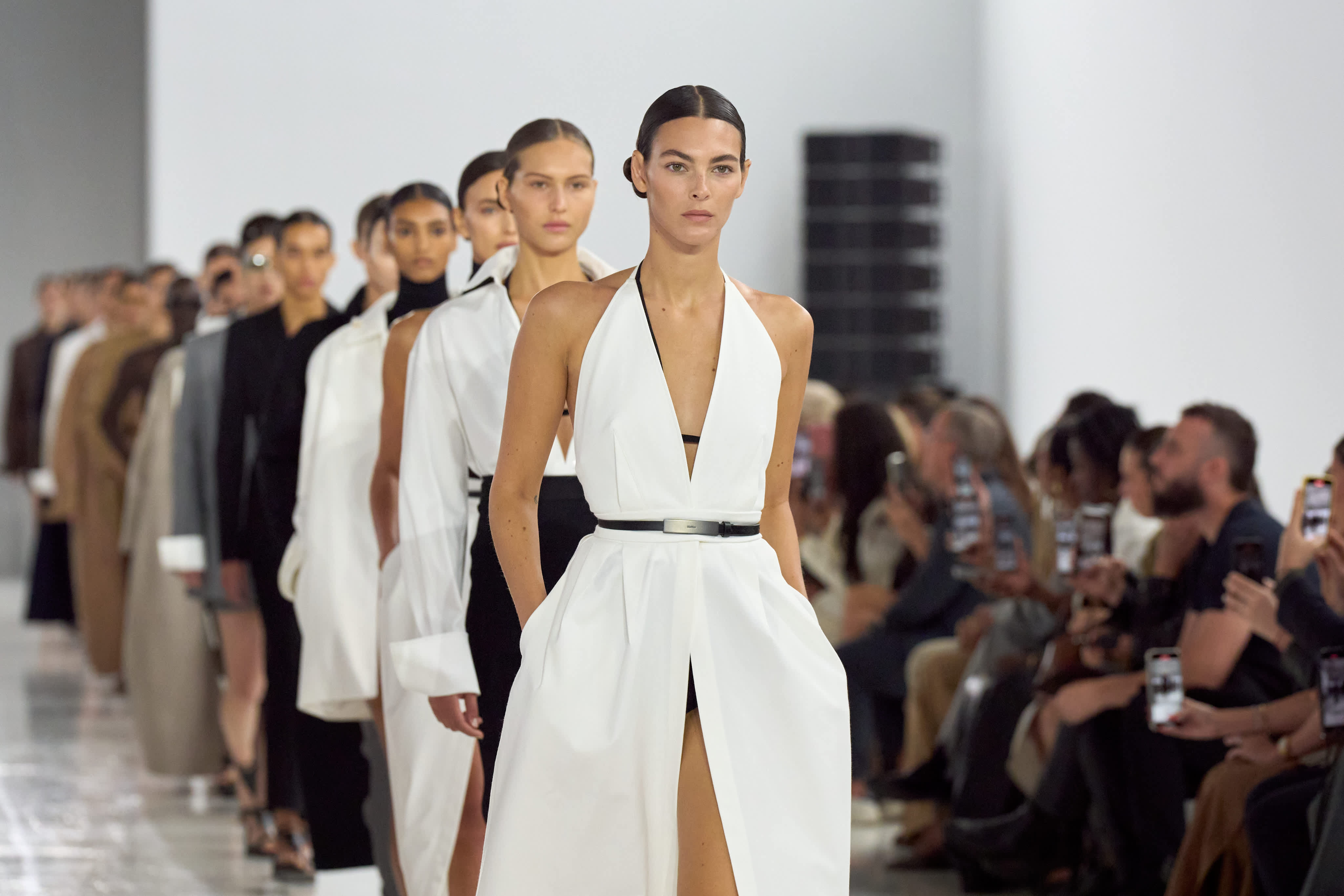 Max Mara ss25: Οι αδιαπραγμάτευτες αξίες του λειτουργικού στιλ