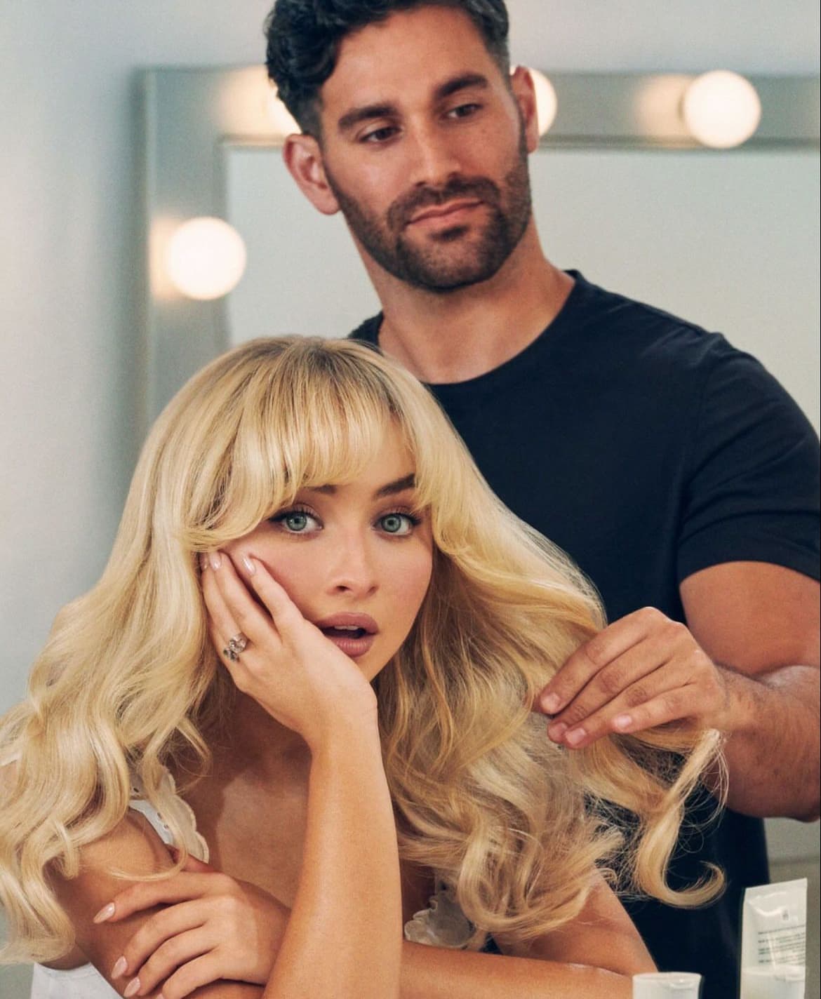 Η Sabrina Carpenter μαζί με τον hairstylist της Redken, Scott King