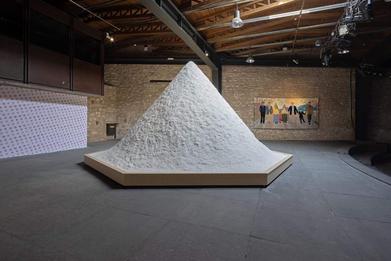 (από αριστερά προς τα δεξιά)
Sophie Kovel Untitled (Sometimes it is not a question of what the visible hides but how it is that we have failed to see certain things on the surface), 2024. Χαρτί περιτυλίγματος με σχέδια λουλουδιών, αντίγραφα από απλίκες του Metropolitan Republican Club , Νέα Υόρκη 2,33 × 13,74 μ.
Ευγενική παραχώρηση η καλλιτέχνης και Petrine , Παρίσι.

Patricia kaersenhout The Soul of Salt , 2016/2025–εγκατάσταση
σε εξέλιξη 8000 κιλά αλάτι από τη Μεσόγειο Διαστάσεις μεταβλητές. Ευγενική παραχώρηση οι καλλιτέχνες Małgorzata
Mirga-Tas Maria’s Romani Family, 2022 Ύφασμα, ακρυλικό 240
× 460 εκ. Ευγενική παραχώρηση η καλλιτέχνης και Frith Street Gallery, Λονδίνο, Foksal Gallery Foundation, Warsaw και Karma
International, Ζυρίχη.  Installation View "space of togetherness
| NEON στη Δραματική Σχολή του Εθνικού Θεάτρου | Σχολείον της Αθήνας– Ειρήνη Παπά. Φωτογραφία © Ναταλία Τσουκαλά, ευγενική παραχώρηση ΝΕΟΝ