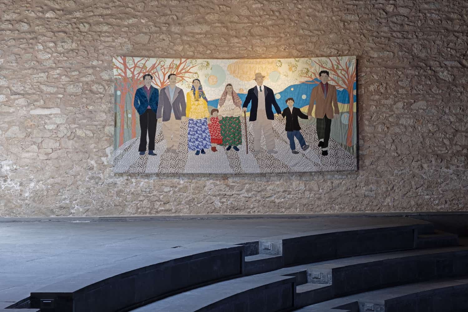 Małgorzata Mirga-Tas Maria’s Romani Family, 2022. Ύφασμα, ακρυλικό 240 × 460 εκ. Ευγενική παραχώρηση η καλλιτέχνης και Frith Street Gallery, Λονδίνο, Foksal Gallery Foundation, Warsaw και Karma International, Ζυρίχη. Installation View space of togetherness | NEON στη Δραματική Σχολή του Εθνικού Θεάτρου | Σχολείον της Αθήνας – Ειρήνη Παπά. Φωτογραφία © Ναταλία Τσουκαλά, ευγενική παραχώρηση ΝΕΟΝ 
