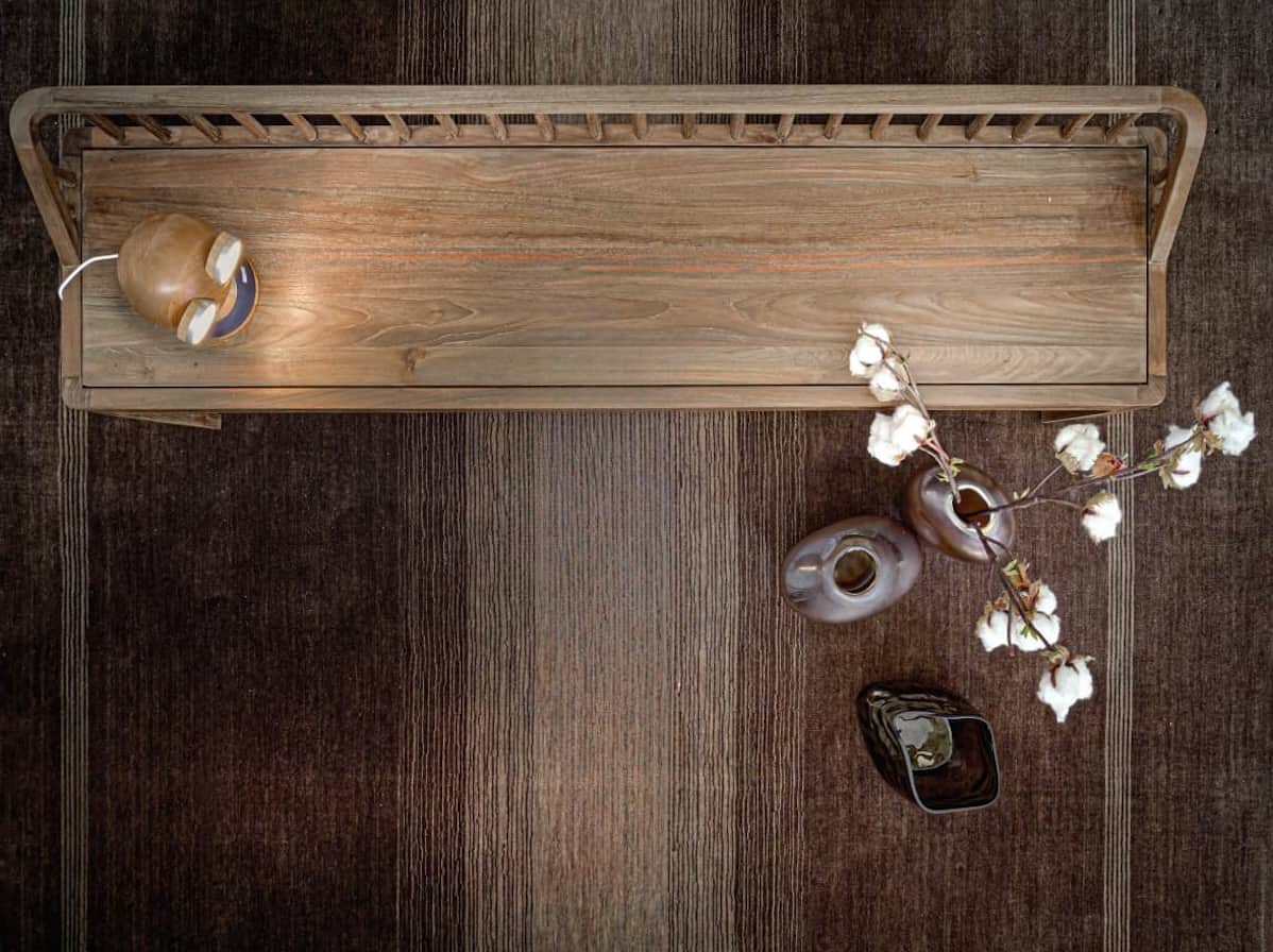 Πάγκος «Spindle» από μασίφ ξύλο τικ,
1.040 €, Mavriki & Co. Eπιτραπέζιο
επαναφορτιζόμενο φωτιστικό «Goggle
lamp», της εταιρείας Allocacoc, 70 €,
Ζoumboulakis Galleries. Eπιτραπέζια
βάζα, από 179 €, Room Service. Γυάλινο
επιτραπέζιο βάζο «Collect», της εταιρείας
&Tradition, Μyran-Scandinavian Design.
μάλλινο χειροποίητο χαλί «Modern Fine»,
1.190 €, Εφραίμογλου