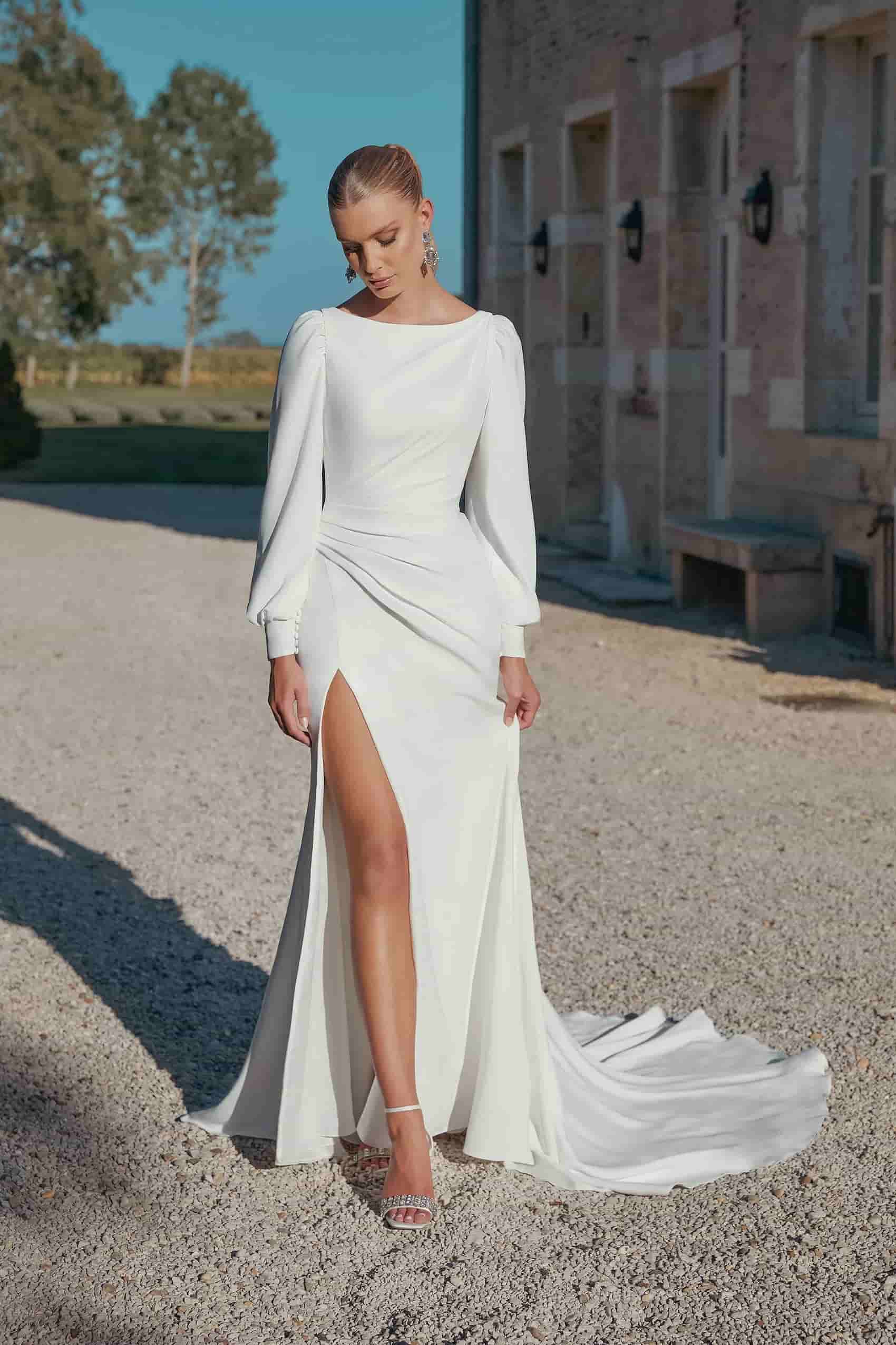 Chic νυφικό με αποσπώμενα μανίκια, σκίσιμο στο πόδι, ανοιχτή πλάτη και λαιμόκοψη Sabrina. Ύφασμα: Stretch Crepe