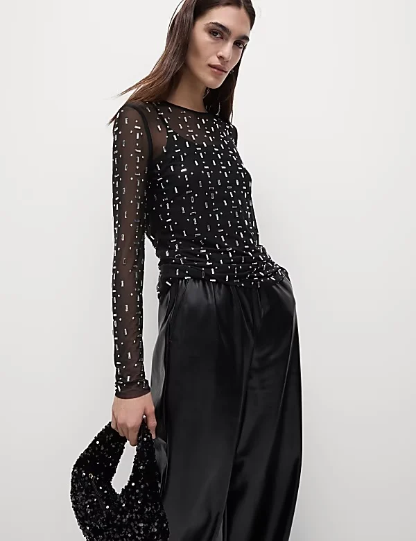Ημιδιάφανο top με λεπτομέρειες, 59.99 €
