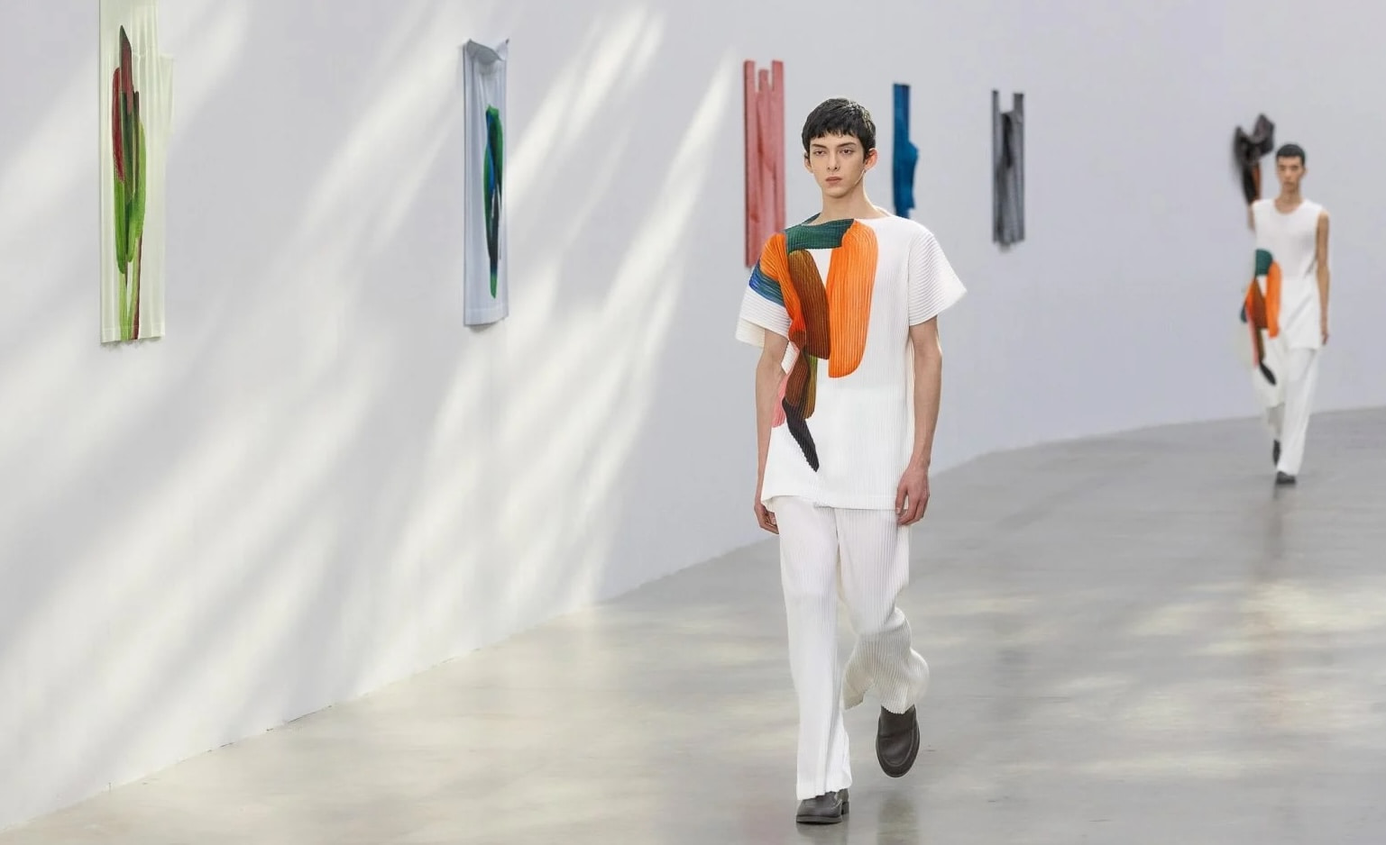 O οίκος μόδας Issey Miyake χρησιμοποίησε σχέδιά του Ronan Bouroullec στη νέα ανδρική συλλογή fw24