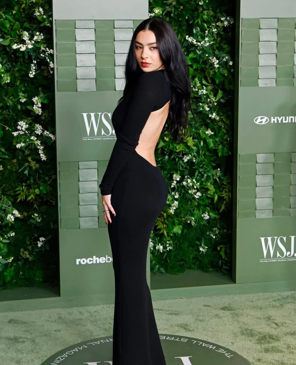 H Charli XCX στο Wall Street Journal Party 2024 με φόρεμα Saint Laurent