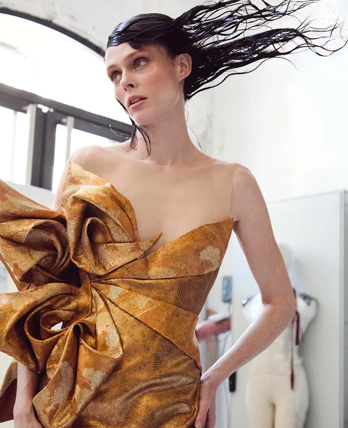 H Simone Rocha στη συλλογή iris Van Herpen Fall 2024 Couture 