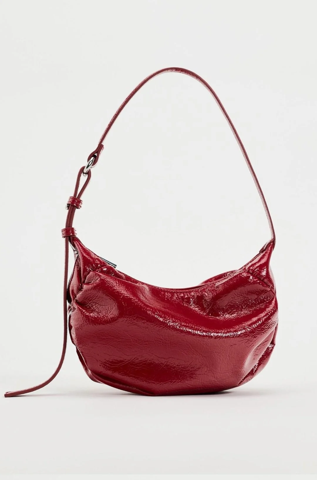 Κόκκινη τσάντα ώμου με σούρες 19.95 € , Zara